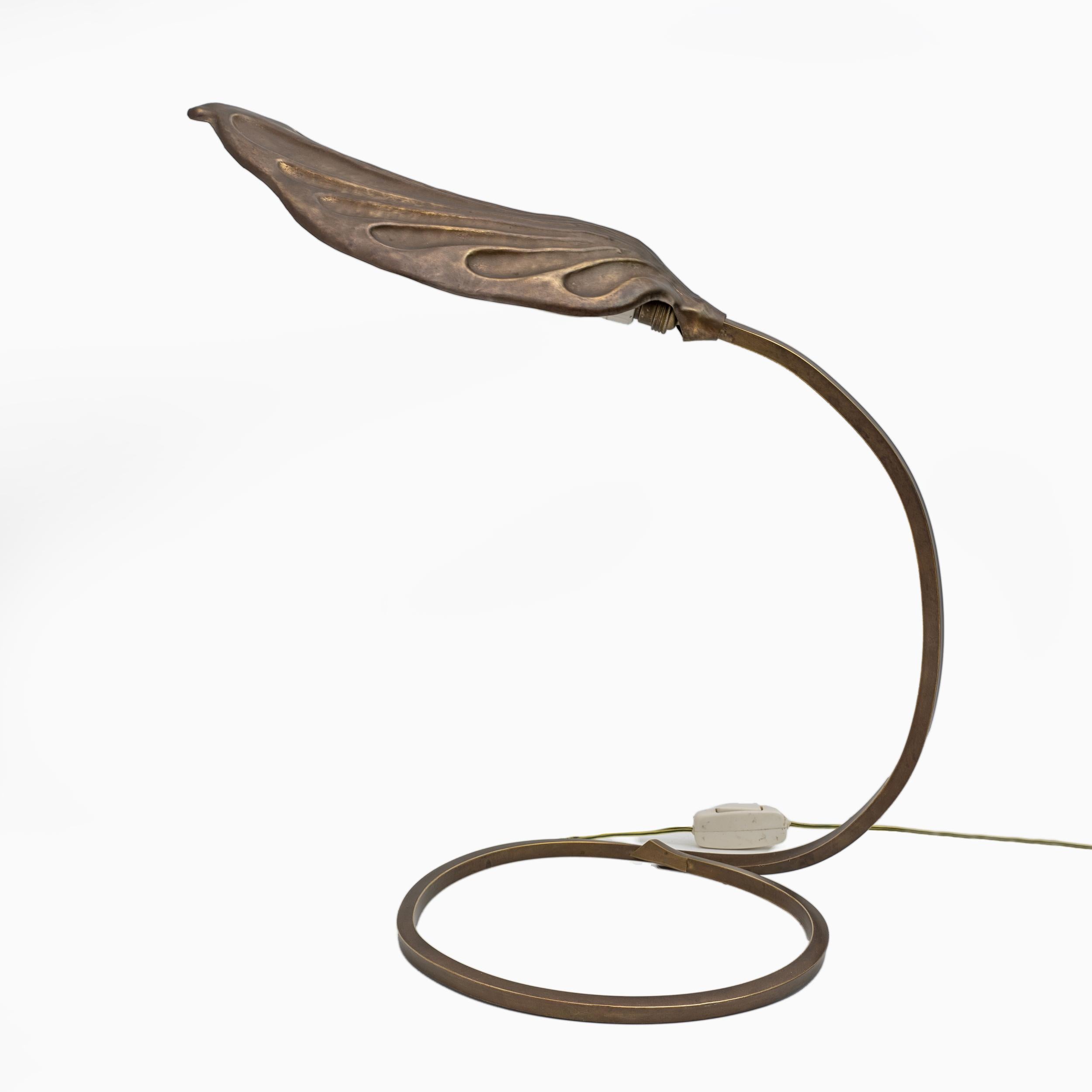 Tommaso Barbi, Italie. Lampe de table en laiton en forme de feuille. Milieu du 20e siècle. Design italien produit dans les années 1960 par Bottega Gadda.