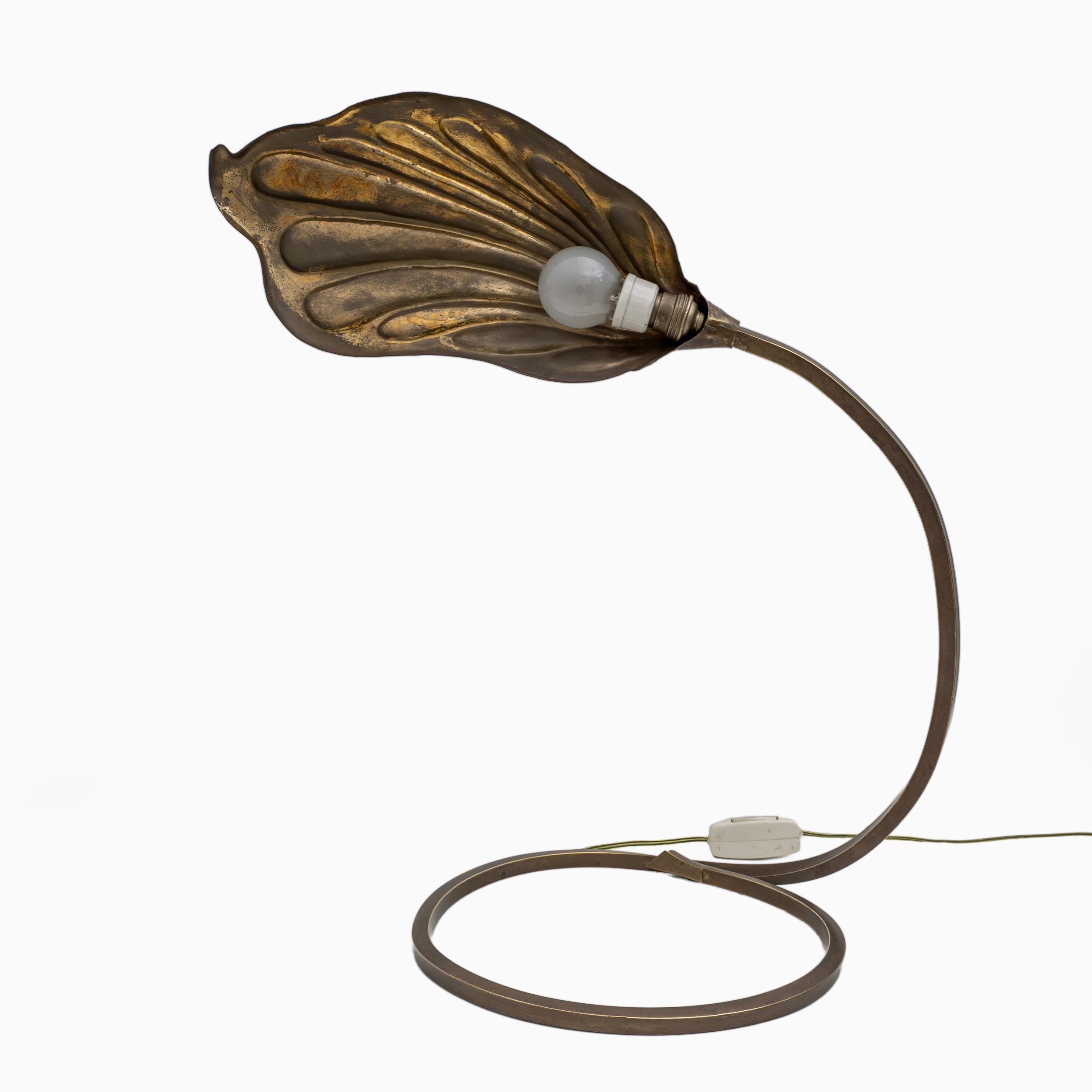 Milieu du XXe siècle Tommaso Barbi Lampe de table à feuilles en laiton, modernité du milieu du siècle, Bottega Gadda, années 1960 en vente