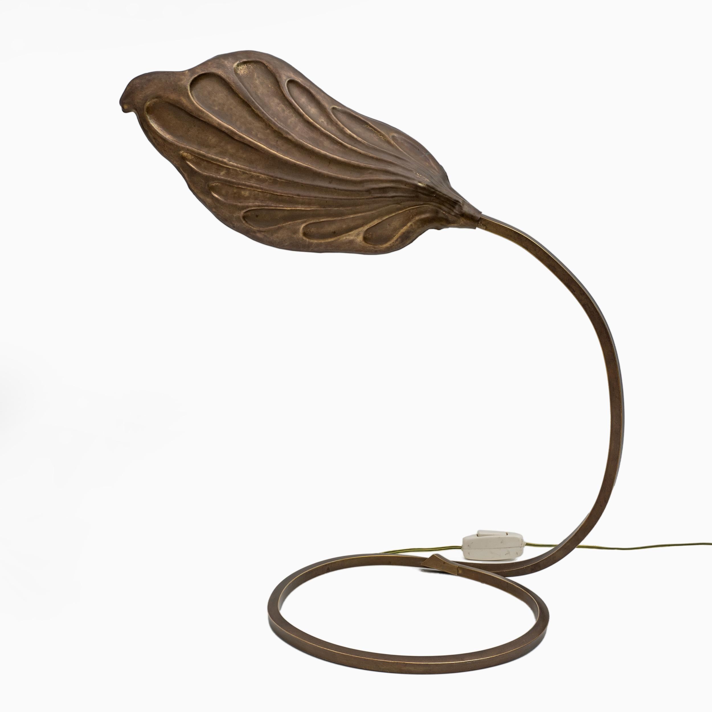 Laiton Tommaso Barbi Lampe de table à feuilles en laiton, modernité du milieu du siècle, Bottega Gadda, années 1960 en vente