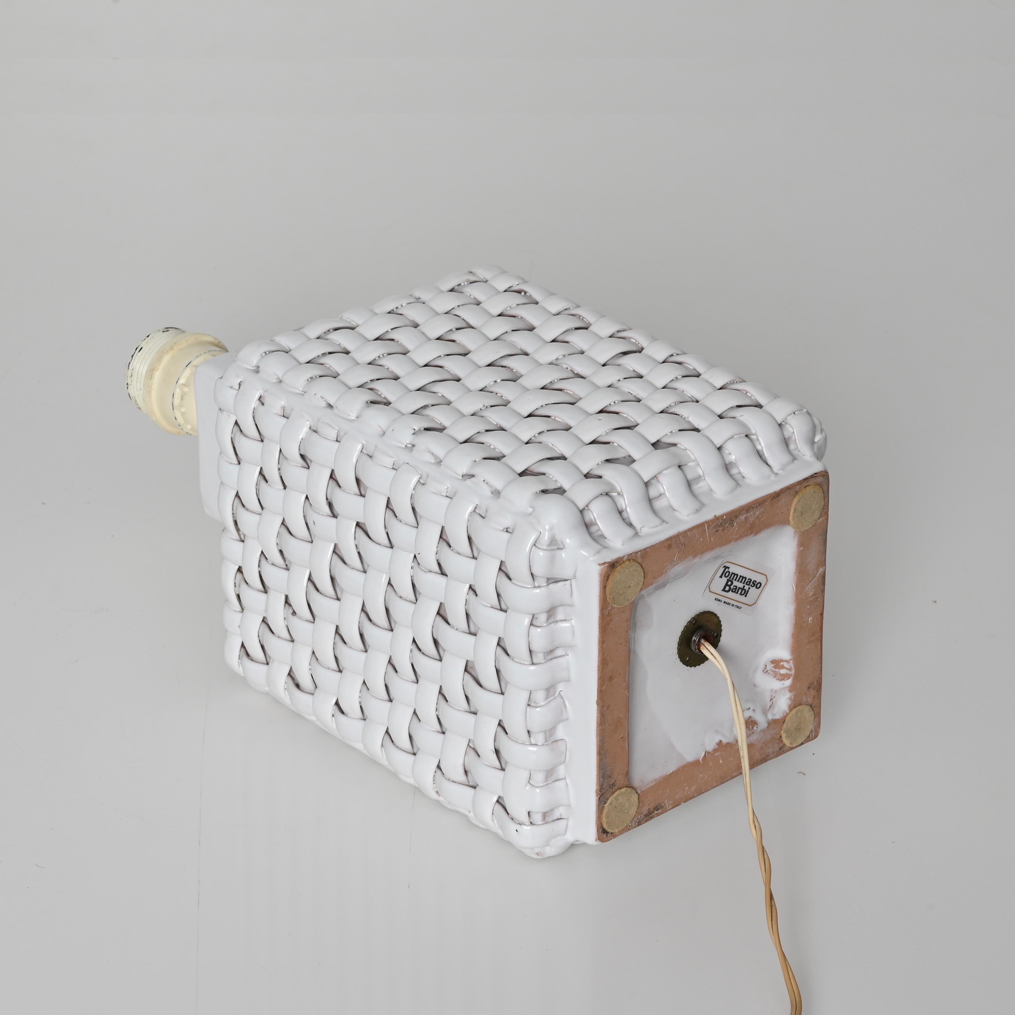 Lampada da tavolo italiana di Tommaso Barbi in ceramica bianca smaltata del Medioevo, anni '70 in vendita 2