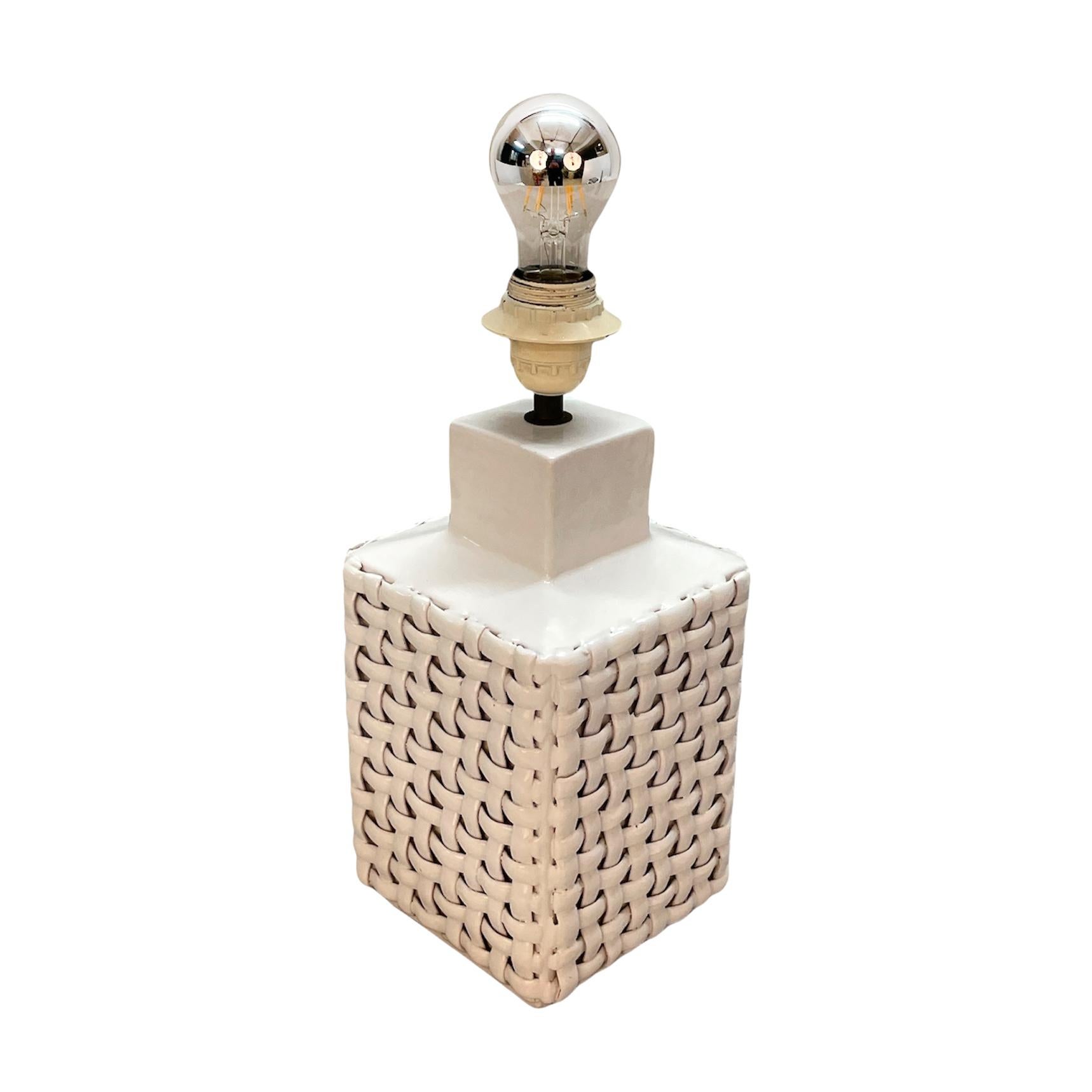 Mid-Century moderno Lampada da tavolo italiana di Tommaso Barbi in ceramica bianca smaltata del Medioevo, anni '70 in vendita