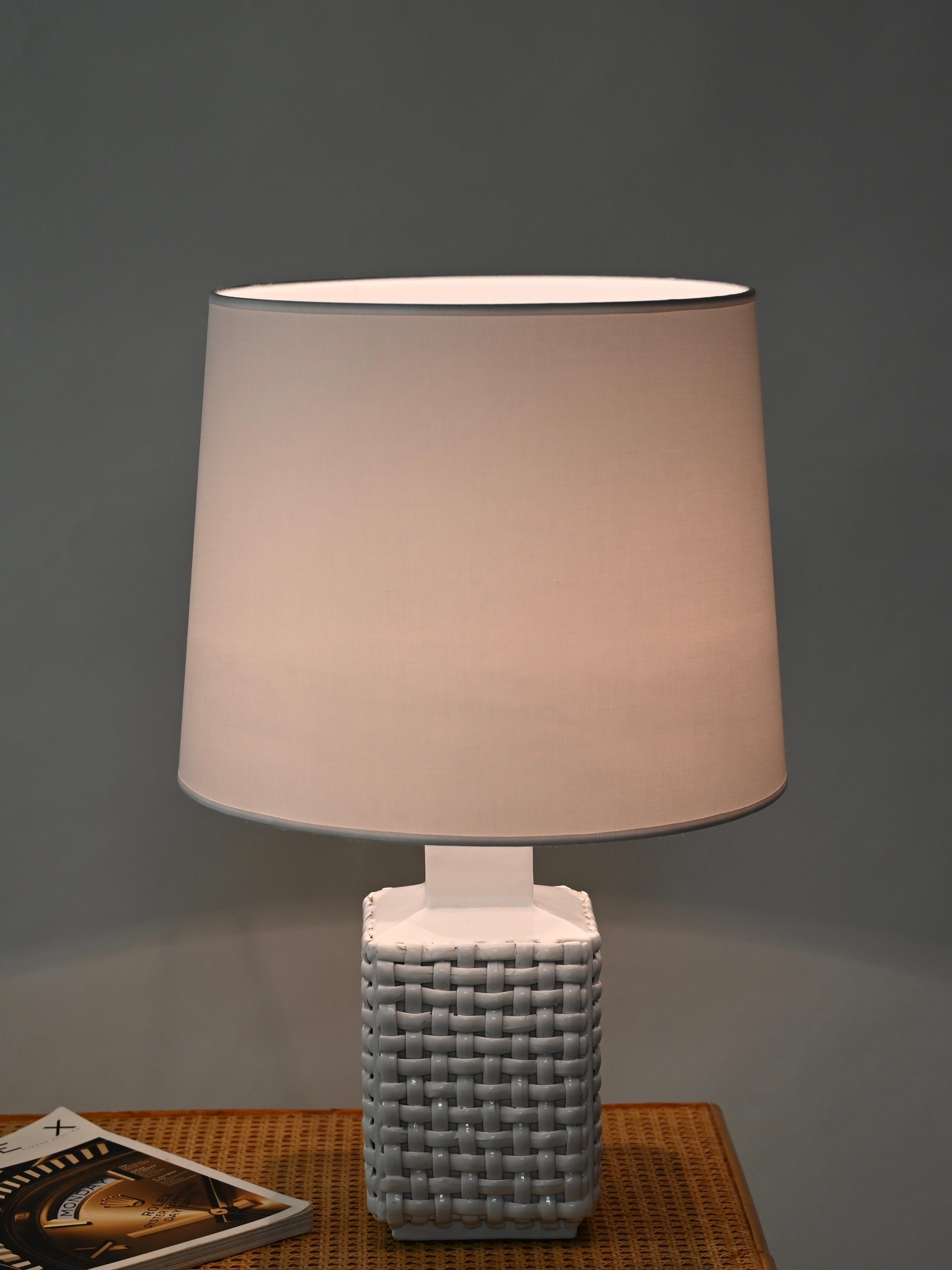 Mid-Century moderno Lampada da tavolo italiana di Tommaso Barbi in ceramica bianca smaltata del Medioevo, anni '70 in vendita
