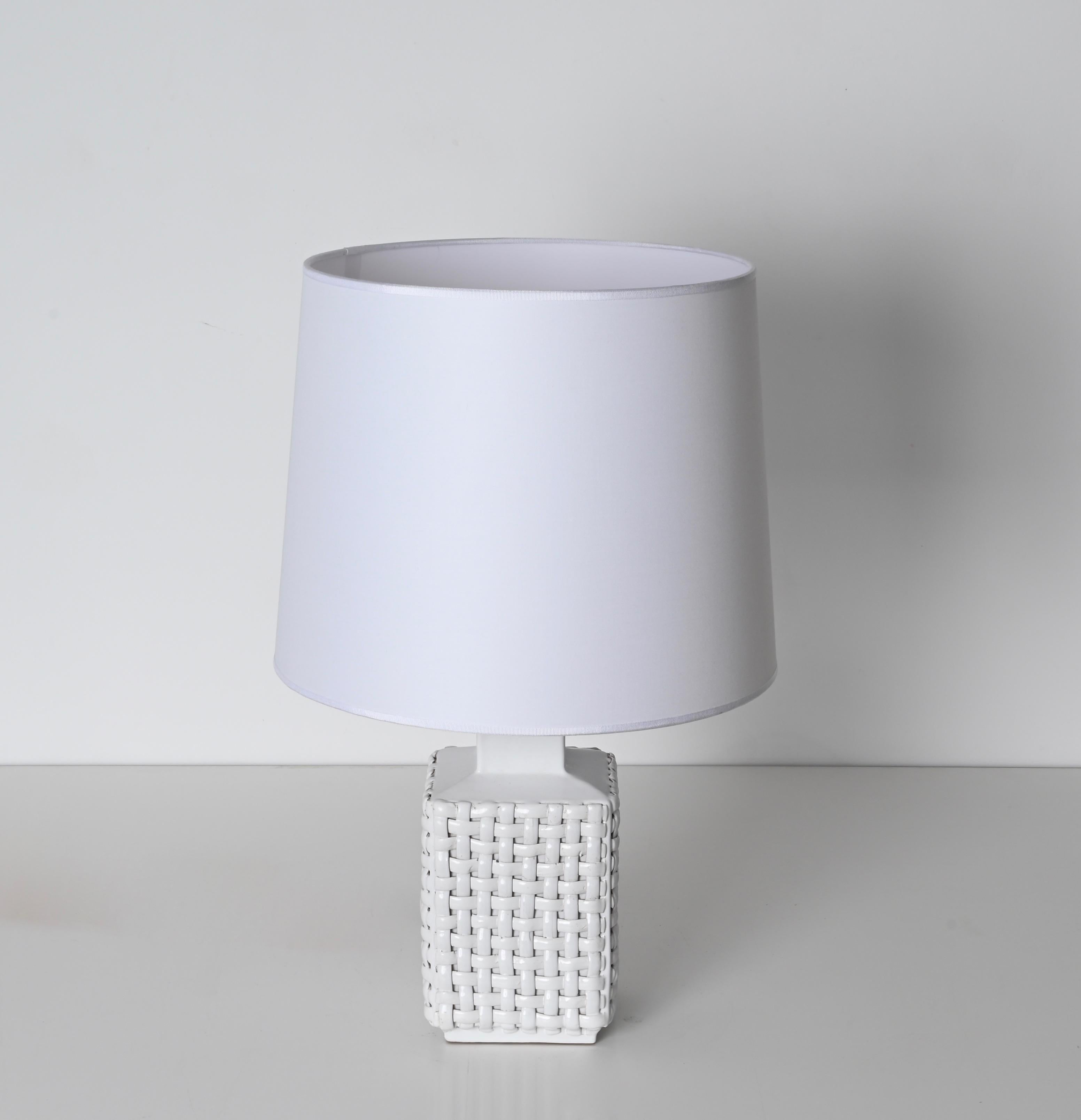 Smaltato Lampada da tavolo italiana di Tommaso Barbi in ceramica bianca smaltata del Medioevo, anni '70 in vendita