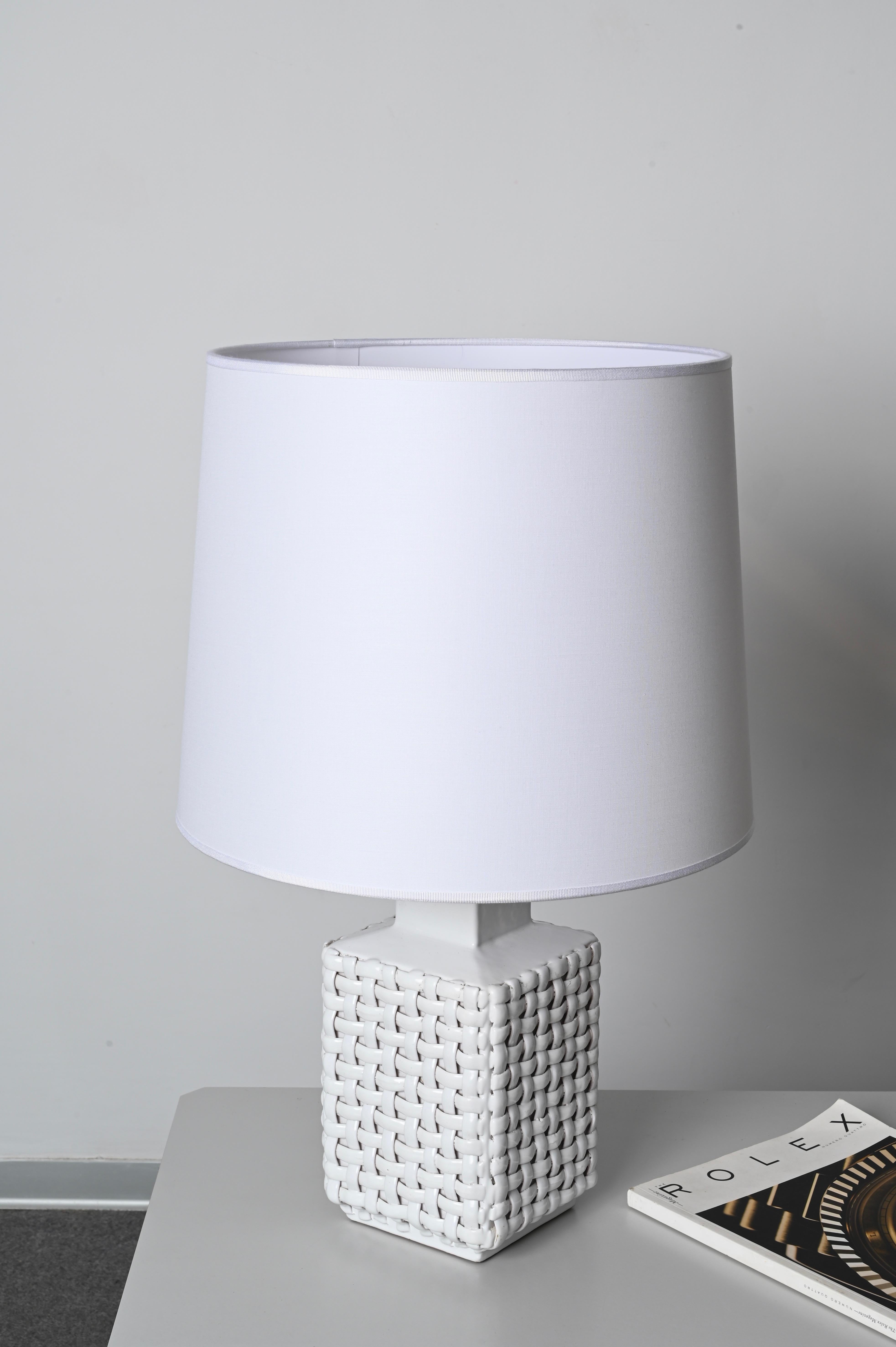 Fine XX secolo Lampada da tavolo italiana di Tommaso Barbi in ceramica bianca smaltata del Medioevo, anni '70 in vendita