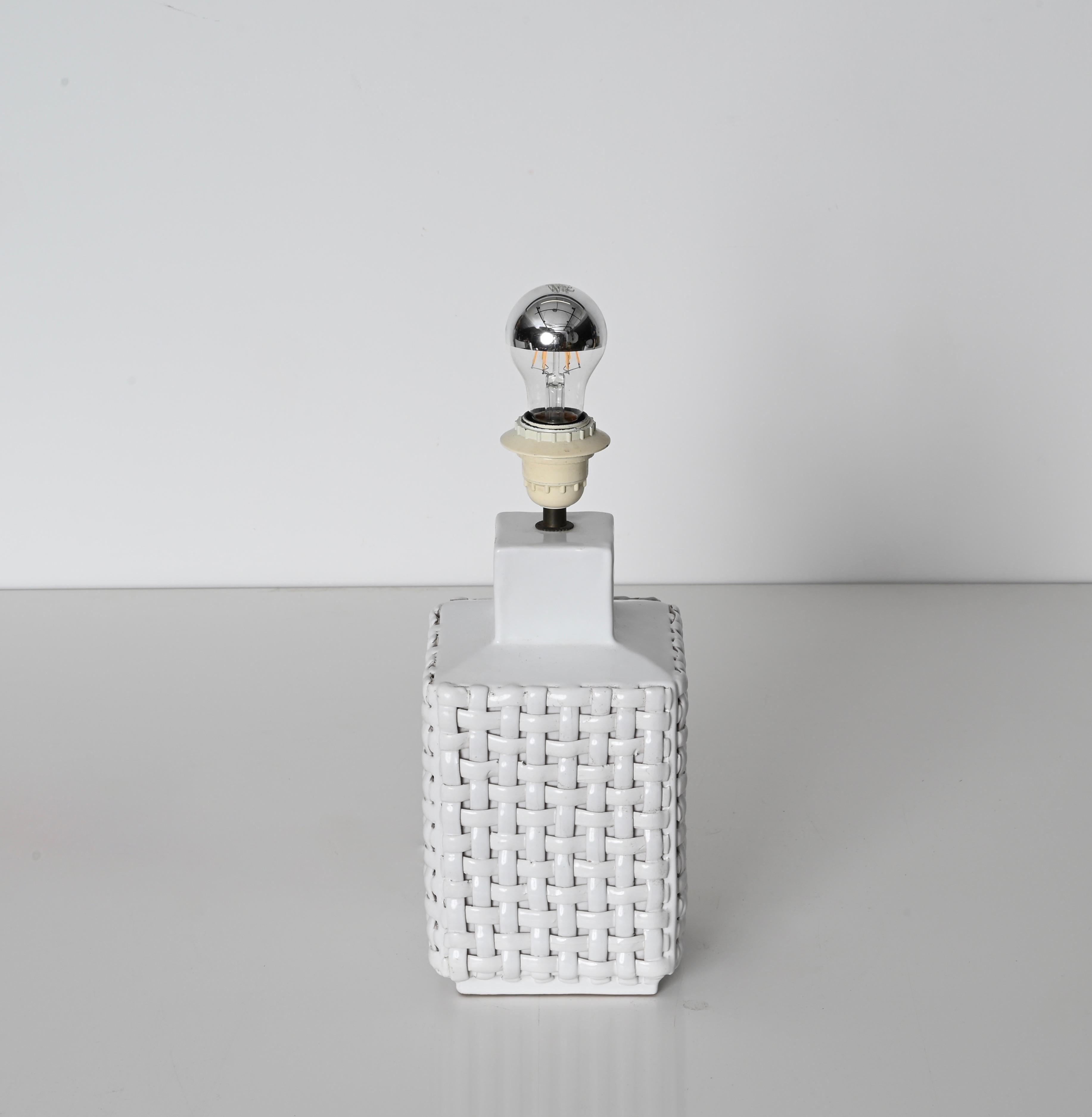 Lampada da tavolo italiana di Tommaso Barbi in ceramica bianca smaltata del Medioevo, anni '70 in vendita 1