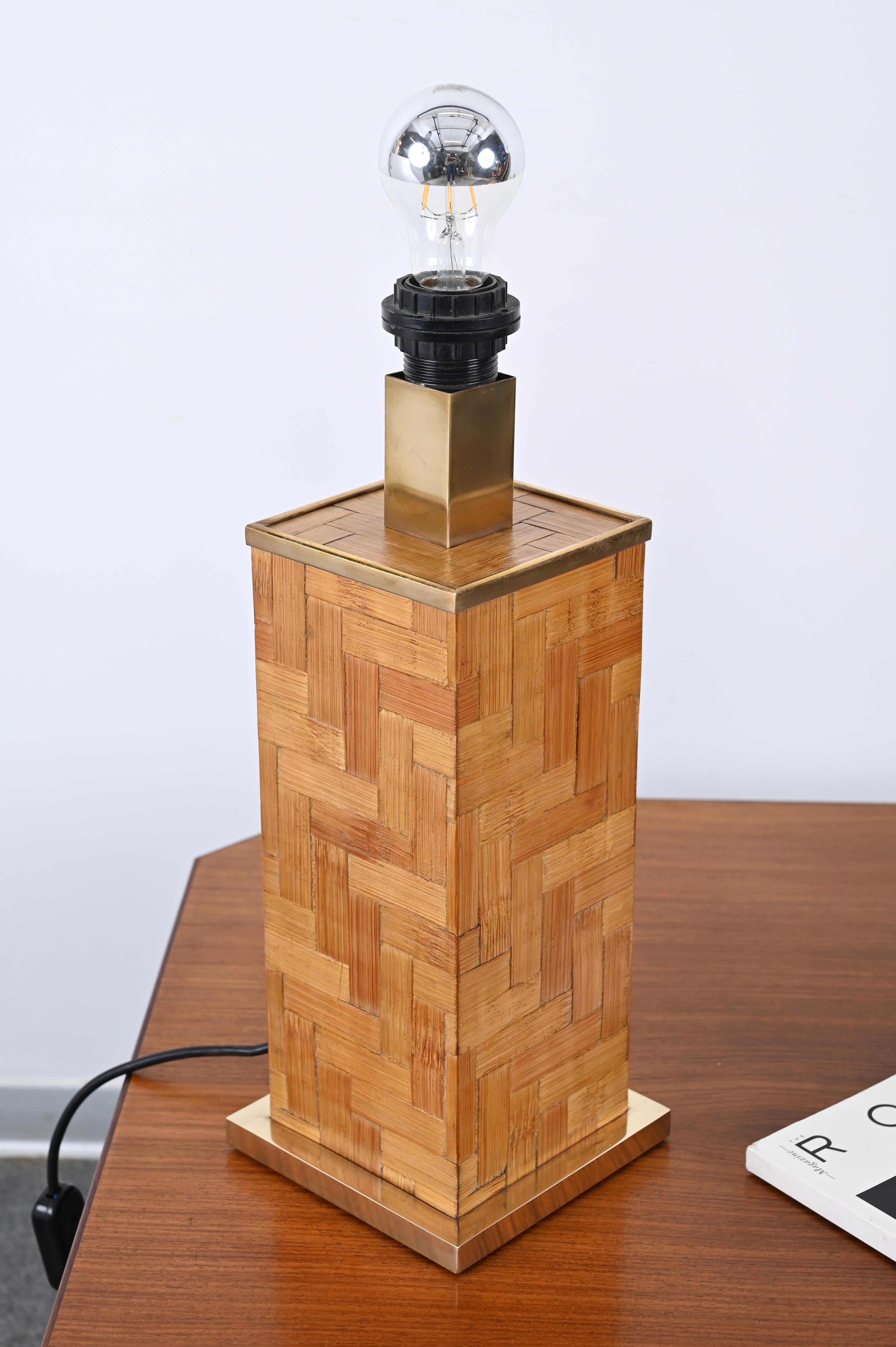 Tommaso Barbi, lampe de bureau carrée italienne du milieu du siècle dernier en laiton et rotin, 1970 en vente 4