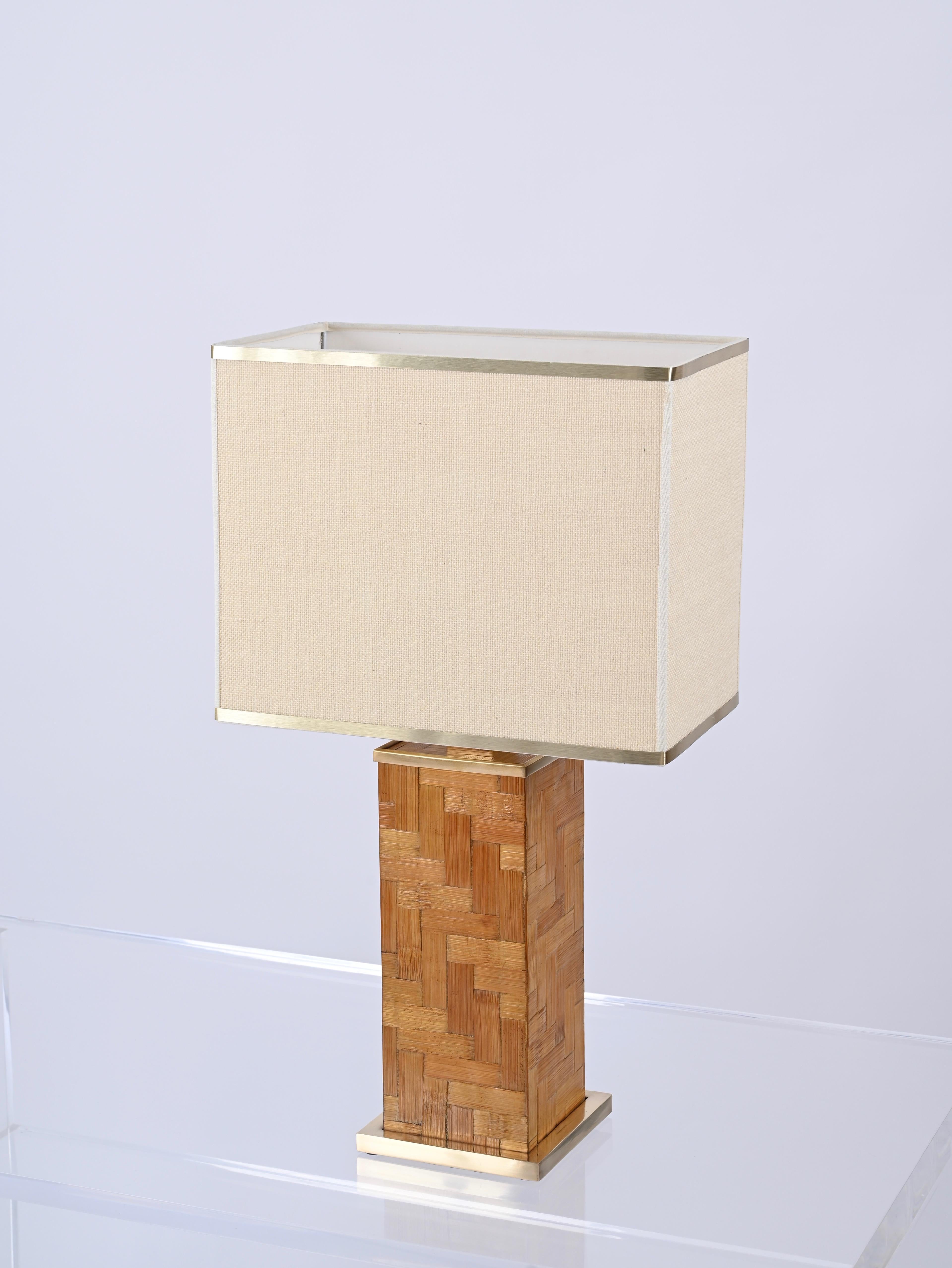 Tommaso Barbi, lampe de bureau carrée italienne du milieu du siècle dernier en laiton et rotin, 1970 Bon état - En vente à Roma, IT