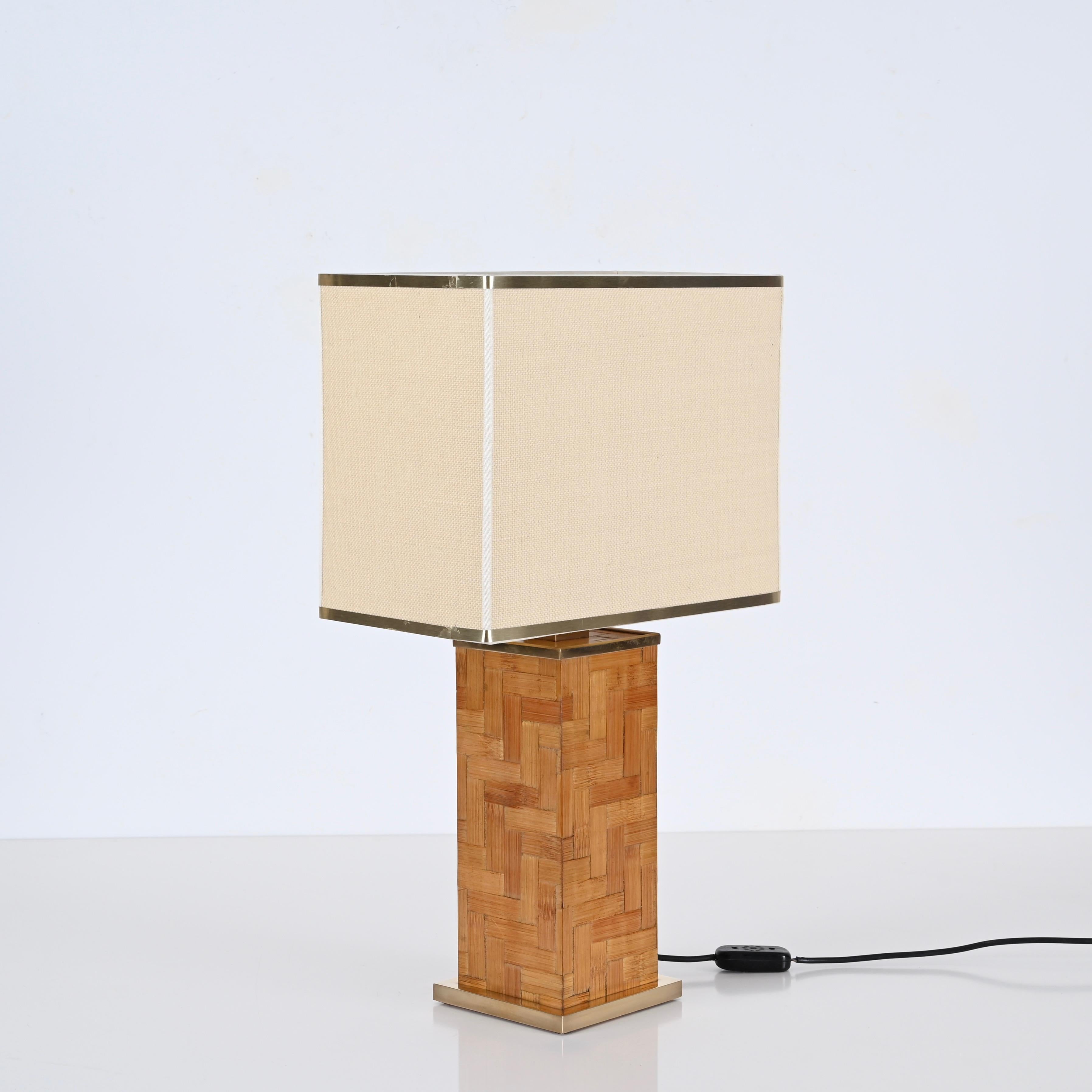 Laiton Tommaso Barbi, lampe de bureau carrée italienne du milieu du siècle dernier en laiton et rotin, 1970 en vente