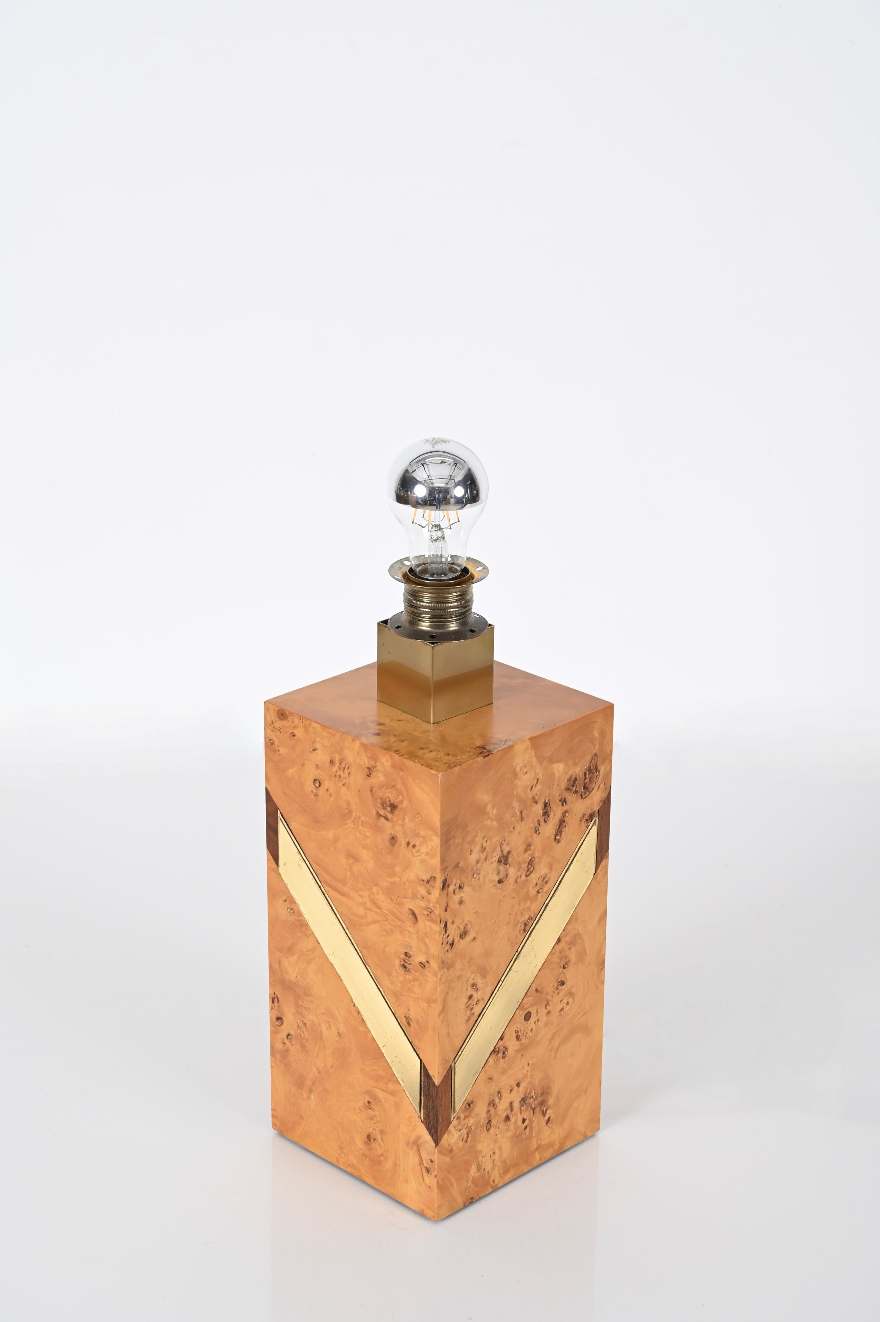 Stunning Italian table lamp in poplar burl and brass. This gorgeous lamp was designed by Tommaso Barbi and produced in Italy in the 1970s.

This splendid lamp features a square base in briar with brass and walnut wood accents. The contrast between