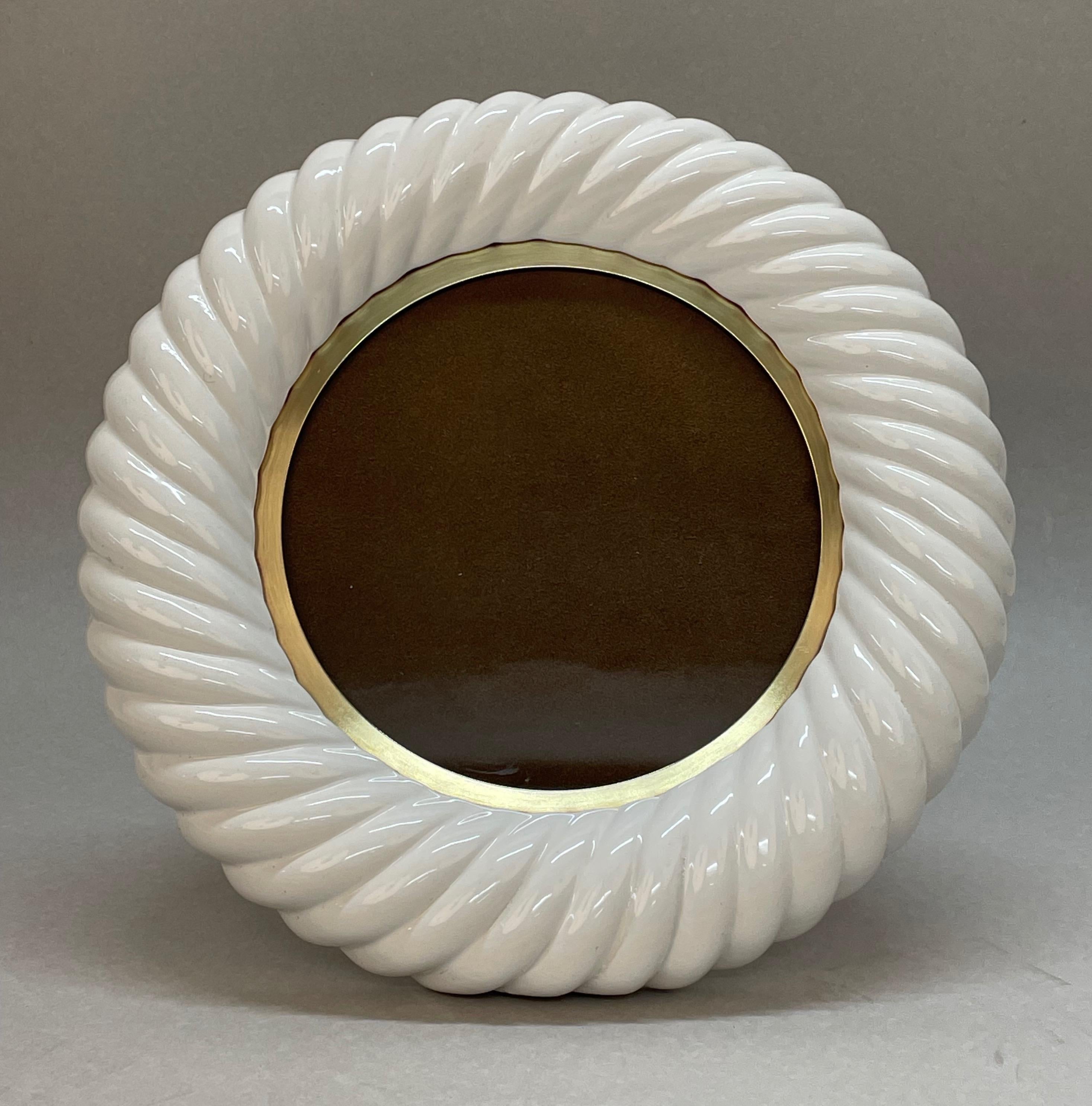 Tommaso Barbi Midcentury White Ceramic and Brass Italian Picture Frame, 1970s In Good Condition For Sale In Roma, IT