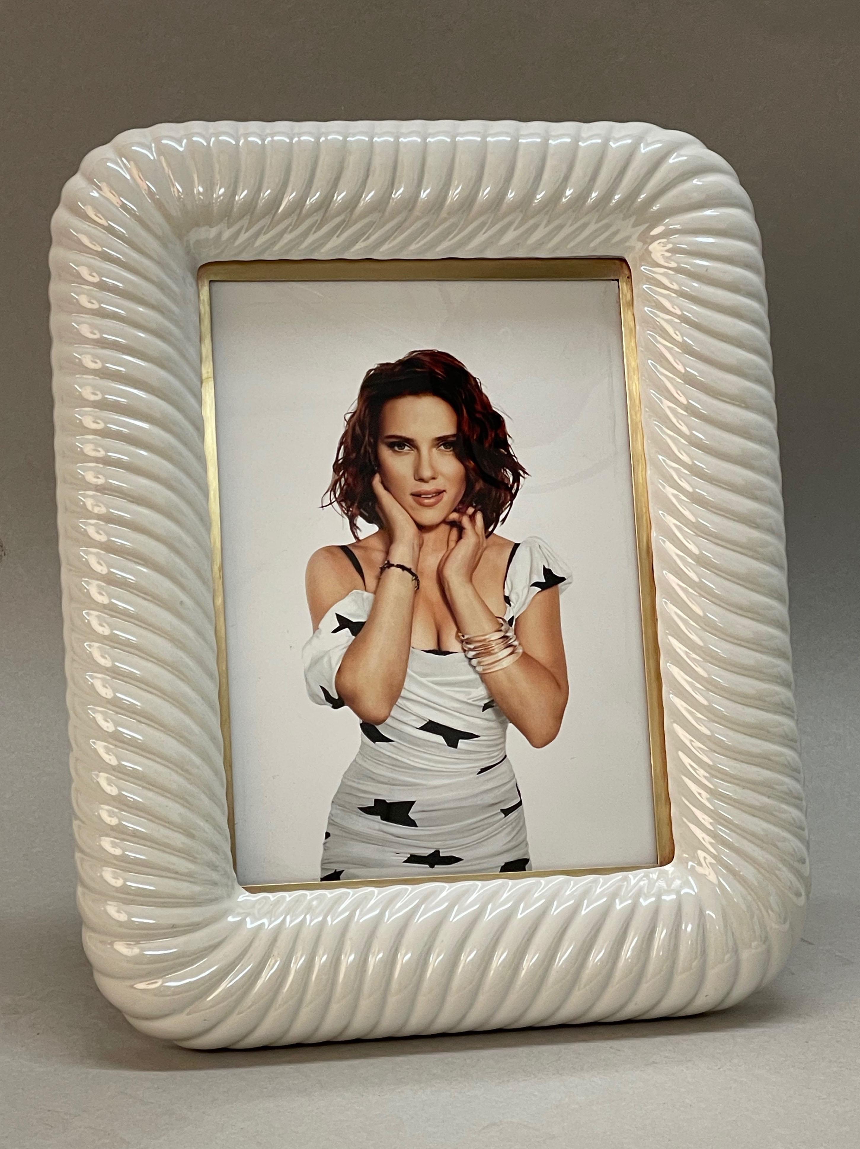 Tommaso Barbi Midcentury White Ceramic and Brass Italian Picture Frame, 1970s In Good Condition For Sale In Roma, IT