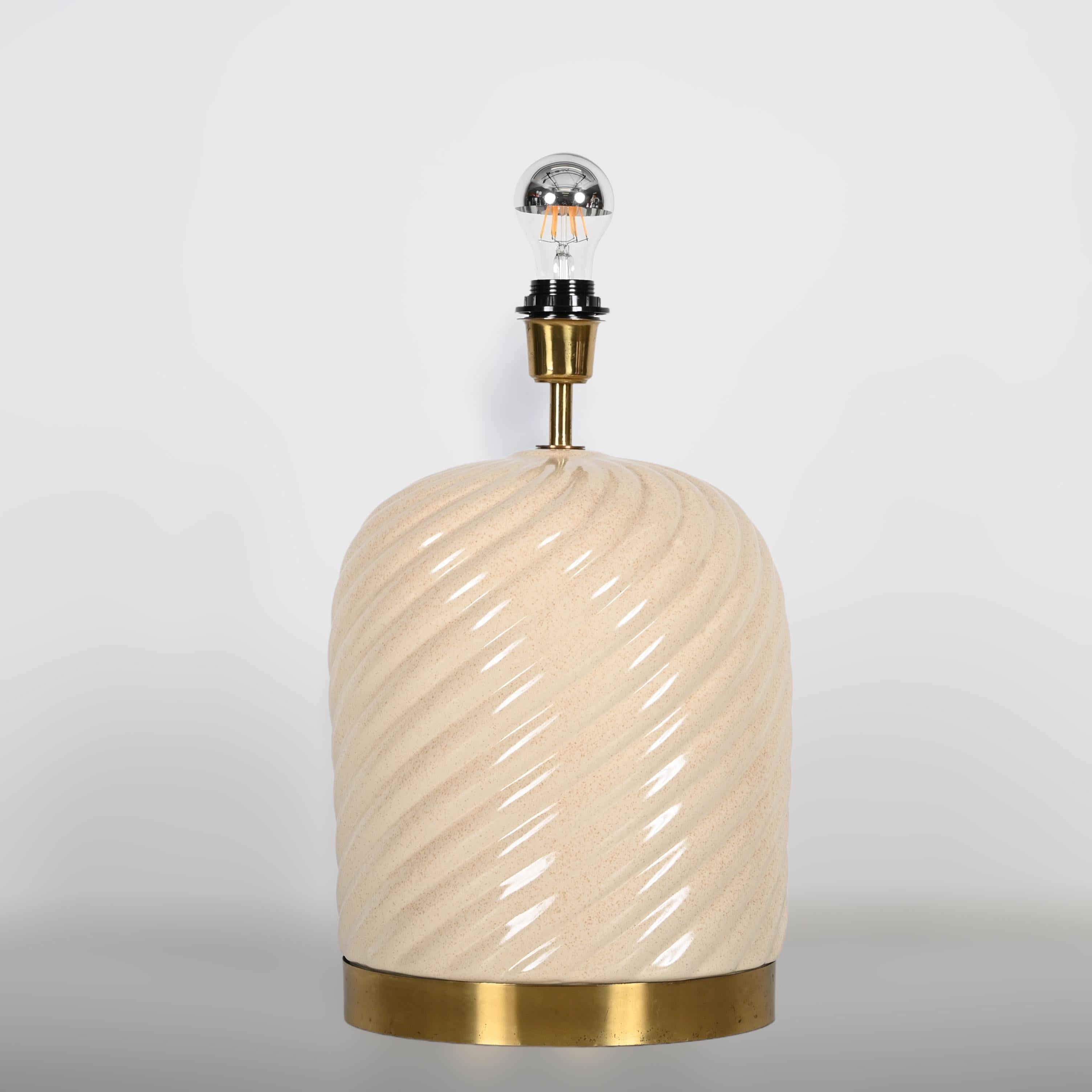 Tommaso Barbi Mid-Century White Ceramic and Brass Italian Table Lamp, 1960s In Good Condition In Roma, IT