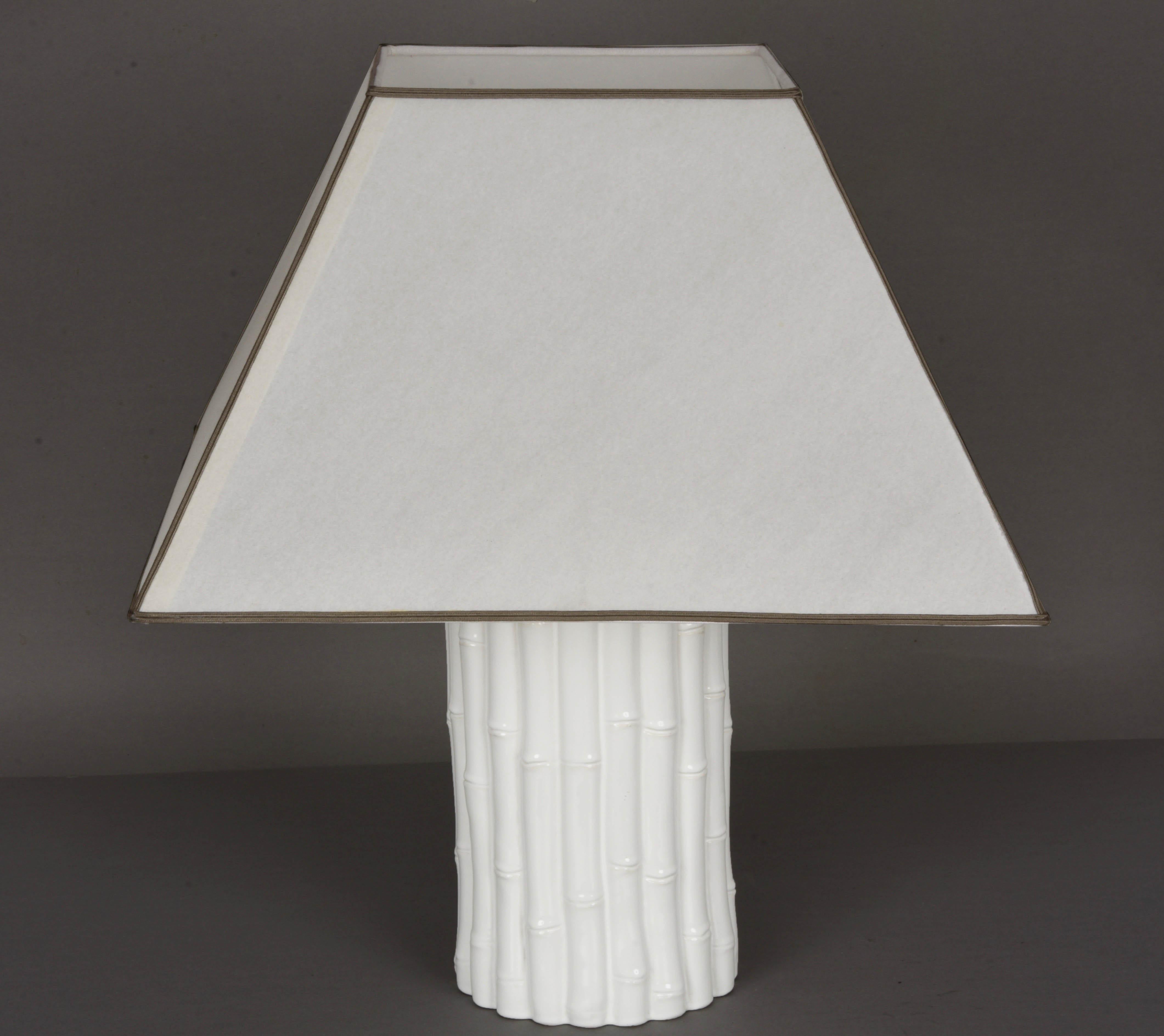 Italienische Tischlampe aus weißer Keramik und Kunstbambus von Tommaso Barbi aus der Mitte des Jahrhunderts, 1970er Jahre (Moderne der Mitte des Jahrhunderts) im Angebot