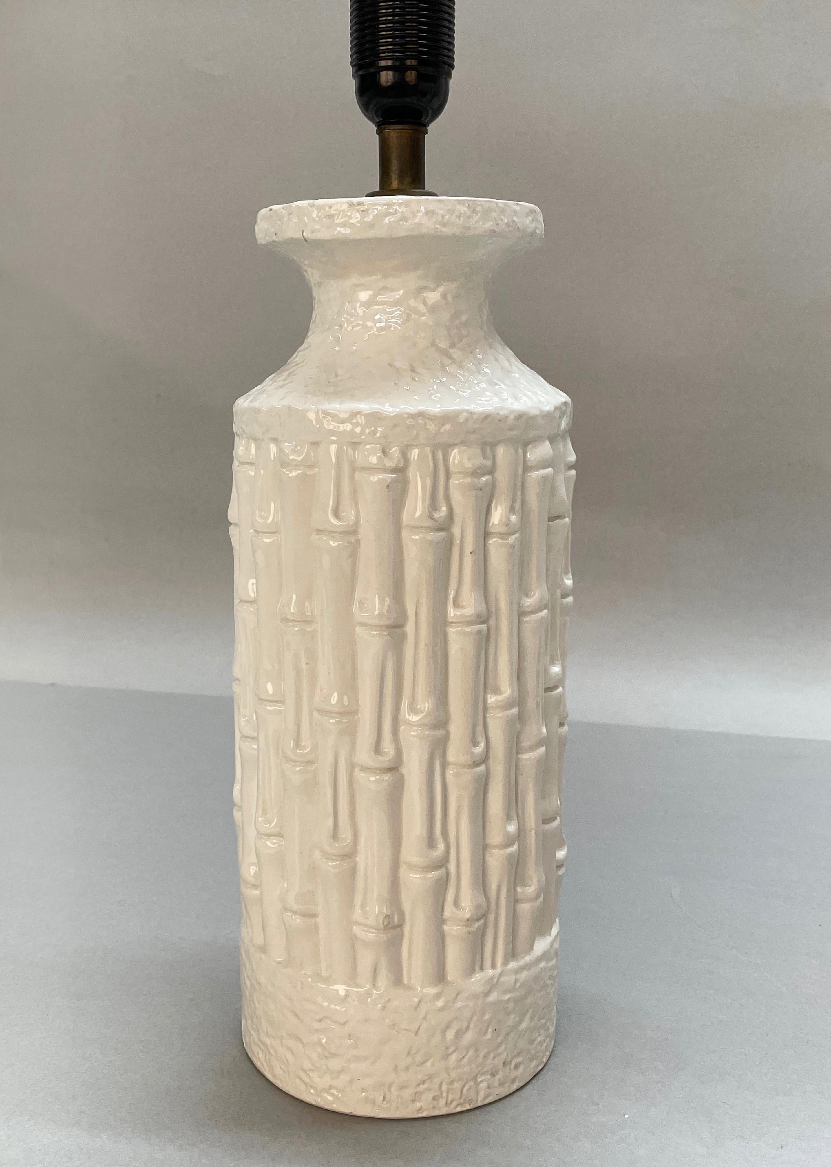 Italienische Tischlampe aus weißer Keramik und Kunstbambus von Tommaso Barbi aus der Mitte des Jahrhunderts, 1970er Jahre im Angebot 3
