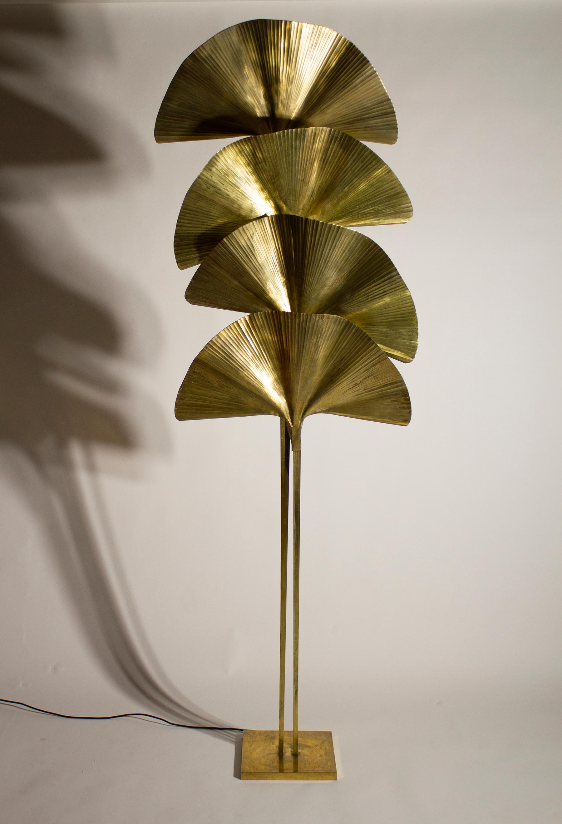 Monumental floor lamp in an organic Ginko leaf constructed in brass. Designed by Italian designer Tommaso Barbi, Italy, 1970s.