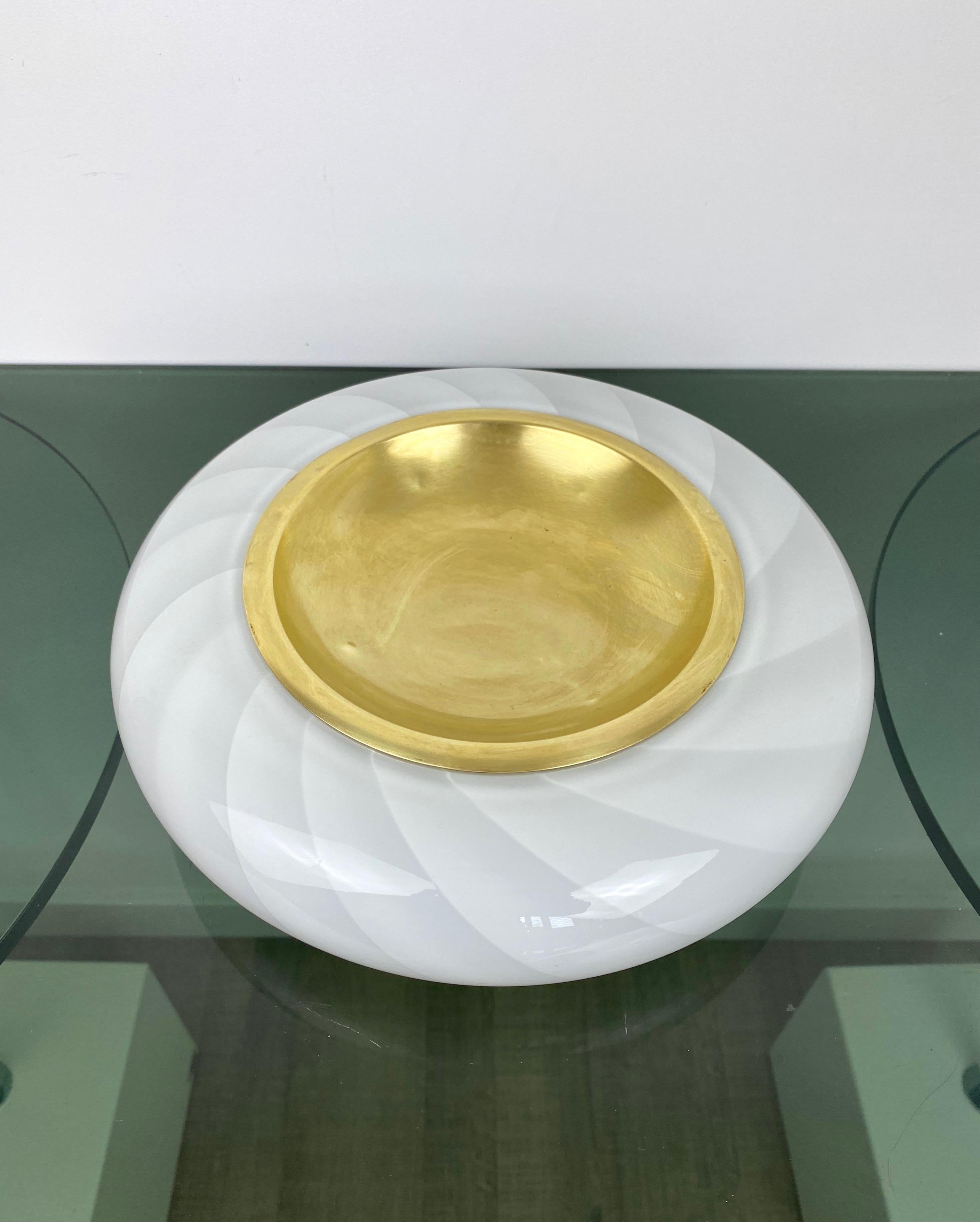 Ashtray / pocket emptier in white Murano glass and brass interior made by the Italian designer Tommaso Barbi (signed on the bottom, original label still attached) in circa 1970.