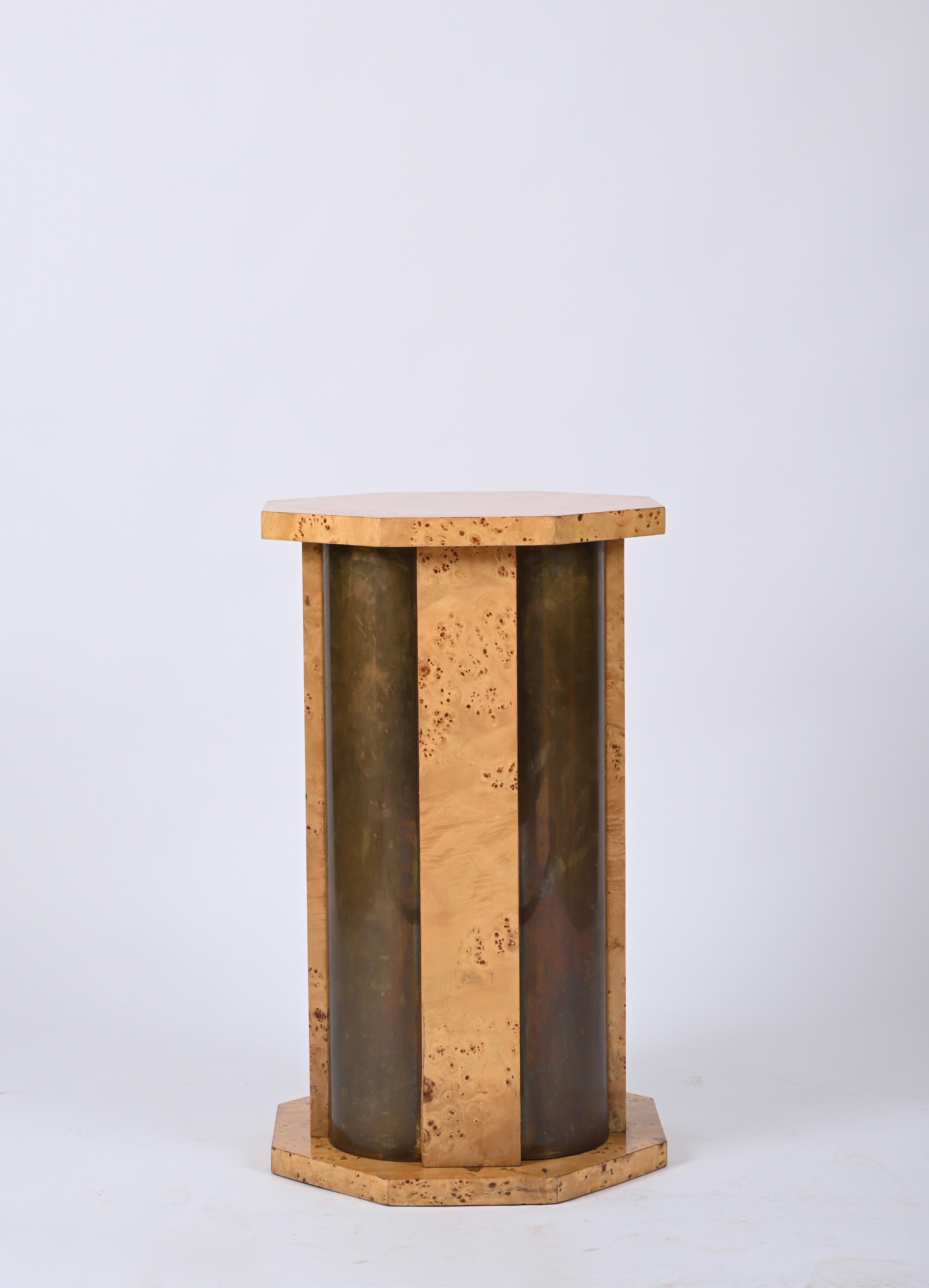 Laiton Piédestal de table octogonal Tommaso Barbi en bois de ronce et laiton, Italie, 1970 en vente