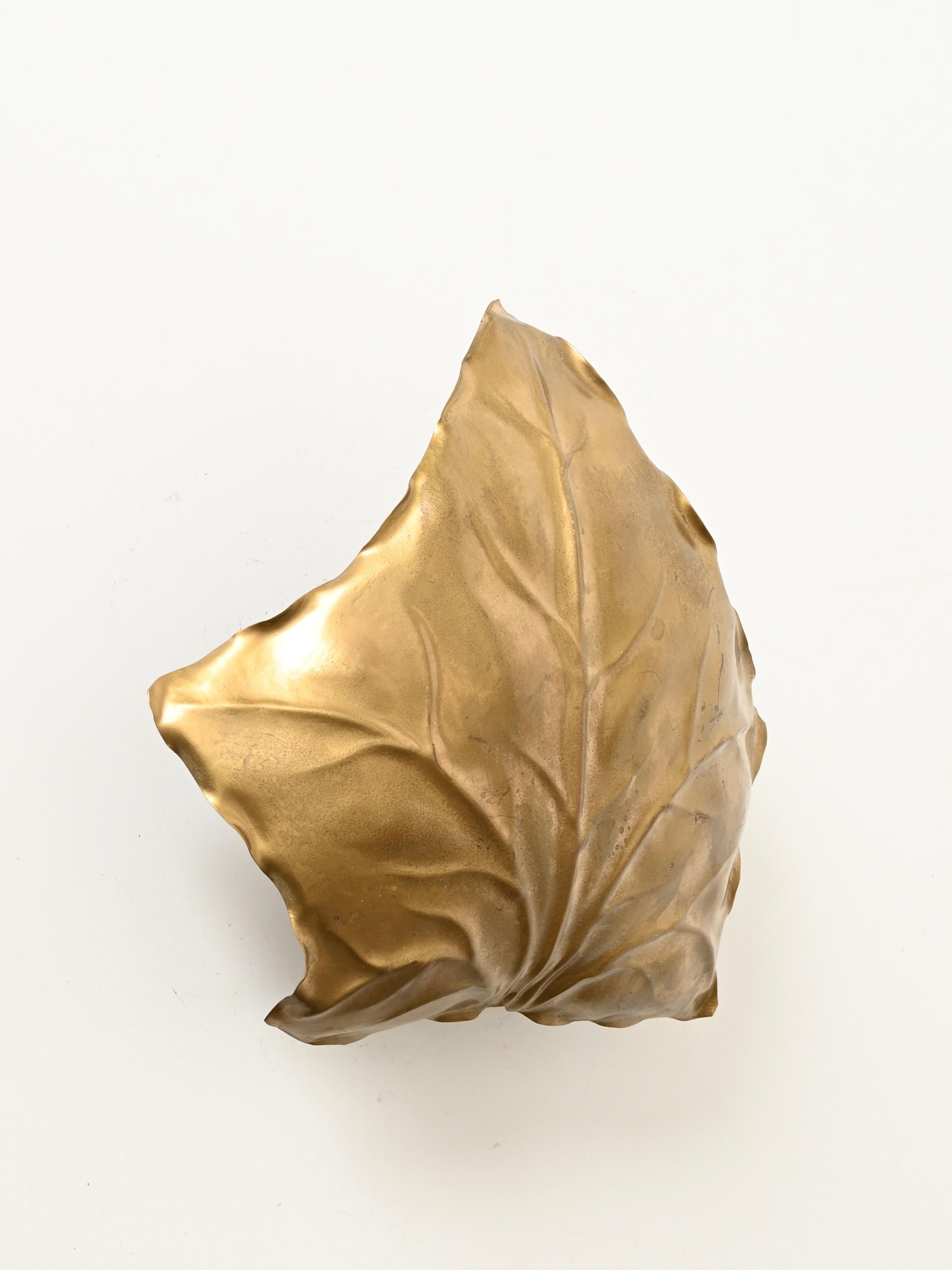 Tommaso Barbi Paire d'appliques murales en laiton sculpté, Italie, années 1970 en vente 2