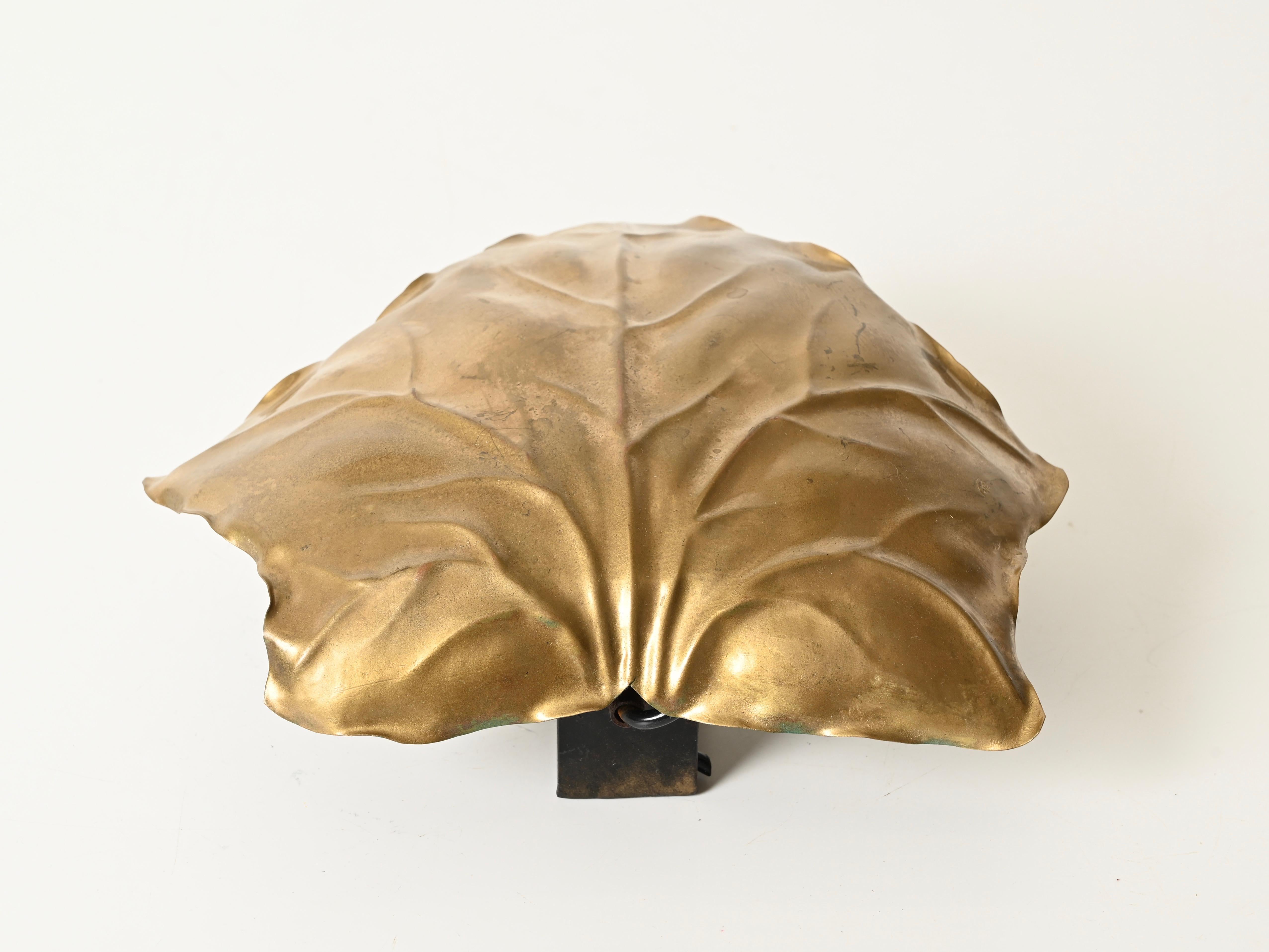 Tommaso Barbi Paire d'appliques murales en laiton sculpté, Italie, années 1970 en vente 3