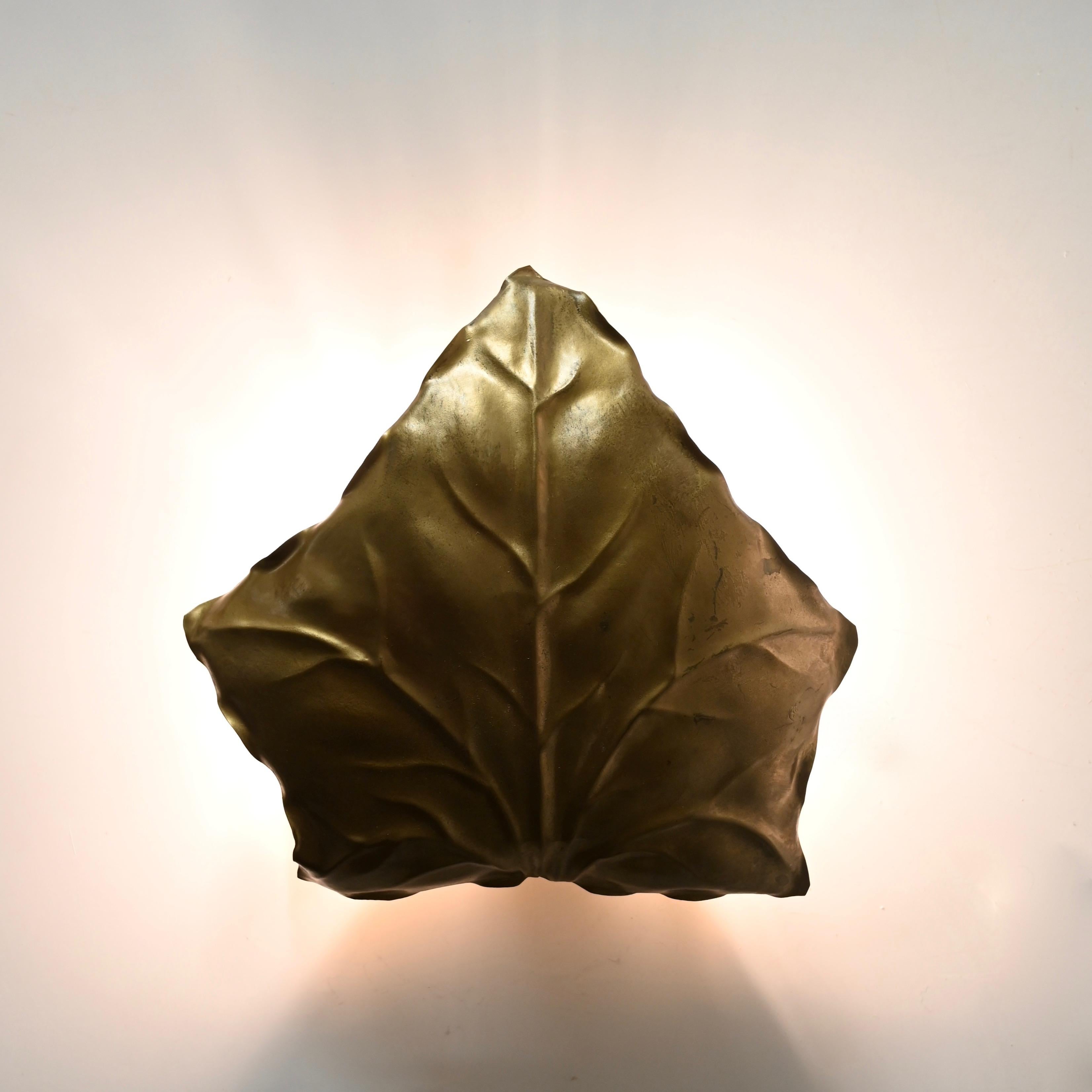 Tommaso Barbi Paire d'appliques murales en laiton sculpté, Italie, années 1970 en vente 4