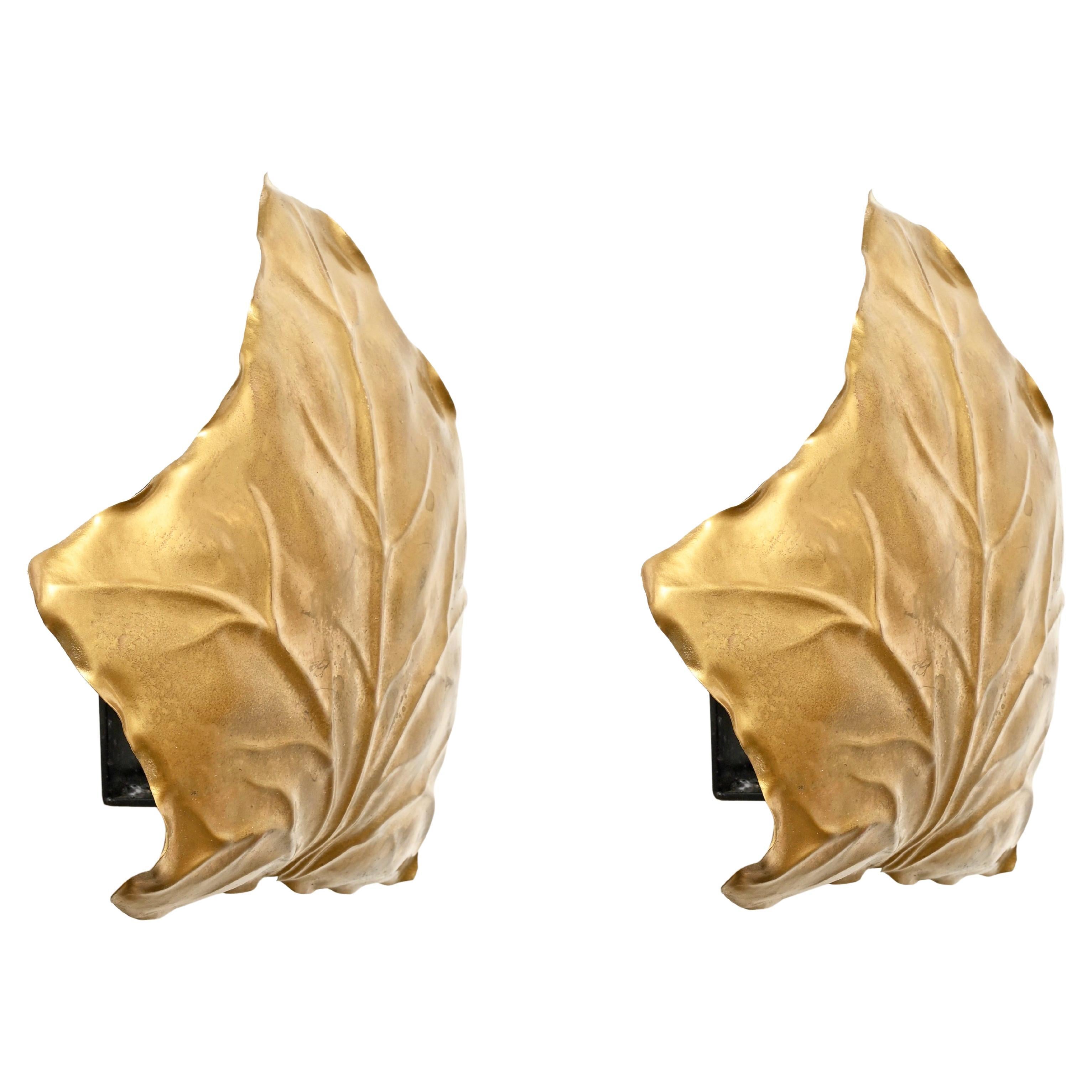 Mid-Century Modern Tommaso Barbi Paire d'appliques murales en laiton sculpté, Italie, années 1970 en vente