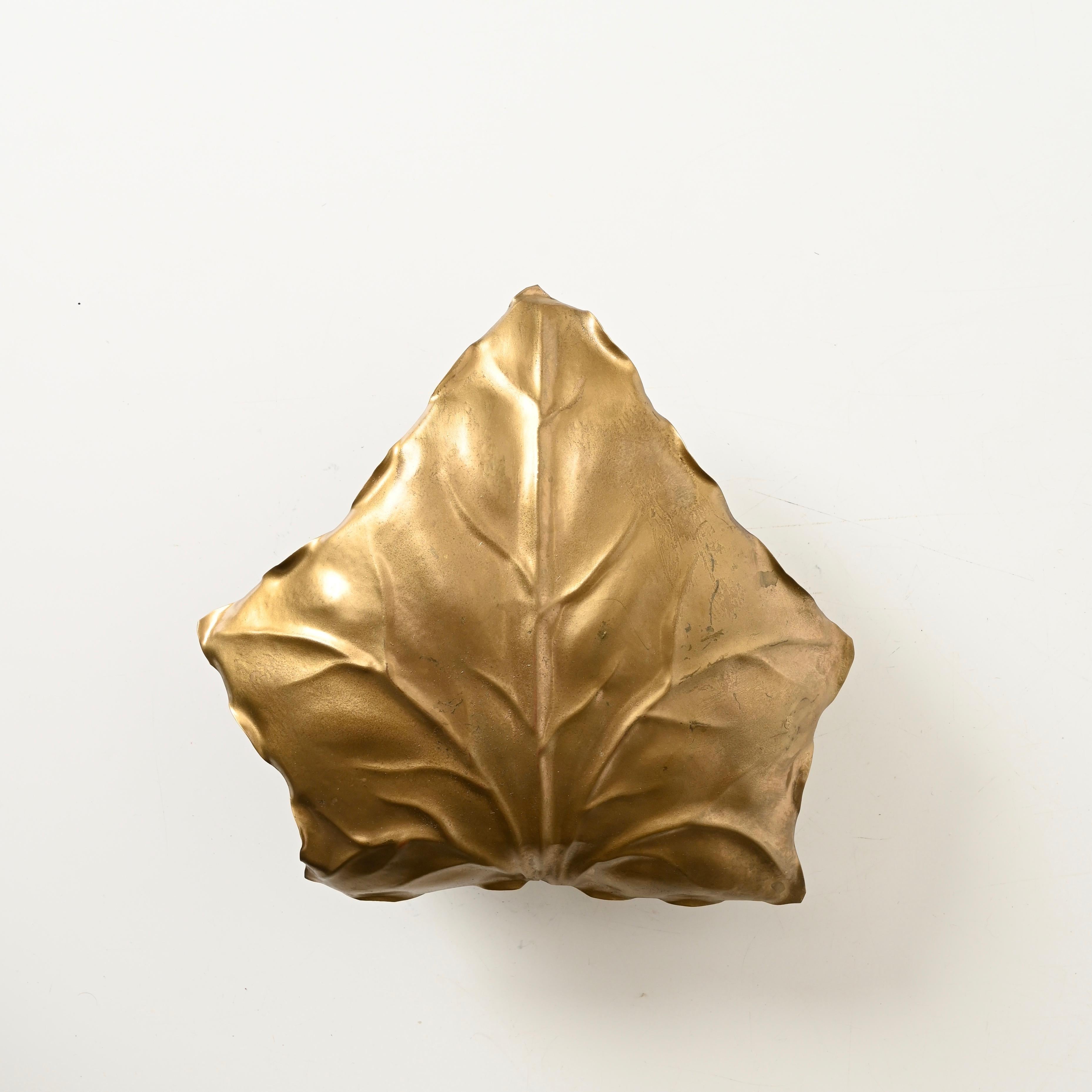 italien Tommaso Barbi Paire d'appliques murales en laiton sculpté, Italie, années 1970 en vente