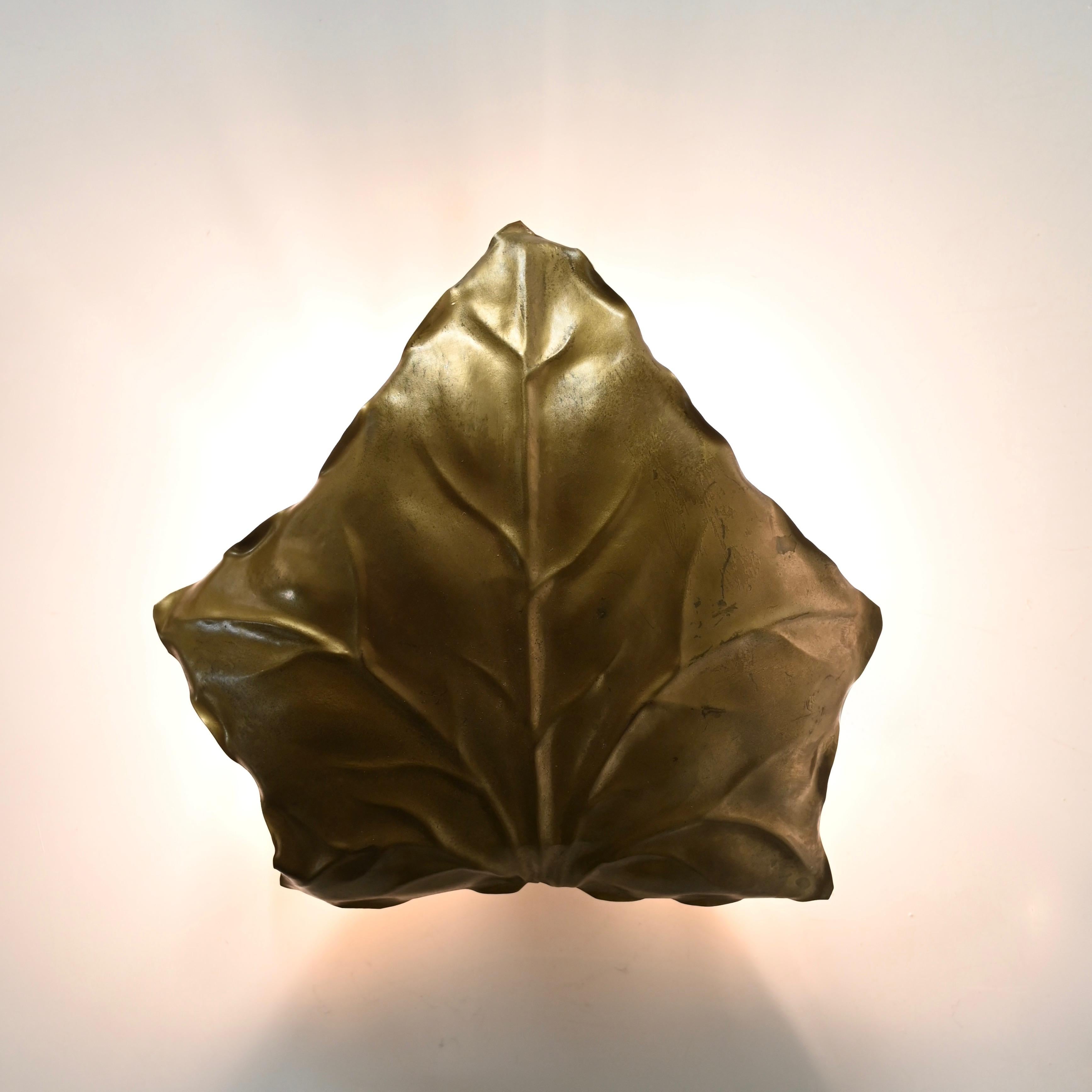 Doré Tommaso Barbi Paire d'appliques murales en laiton sculpté, Italie, années 1970 en vente