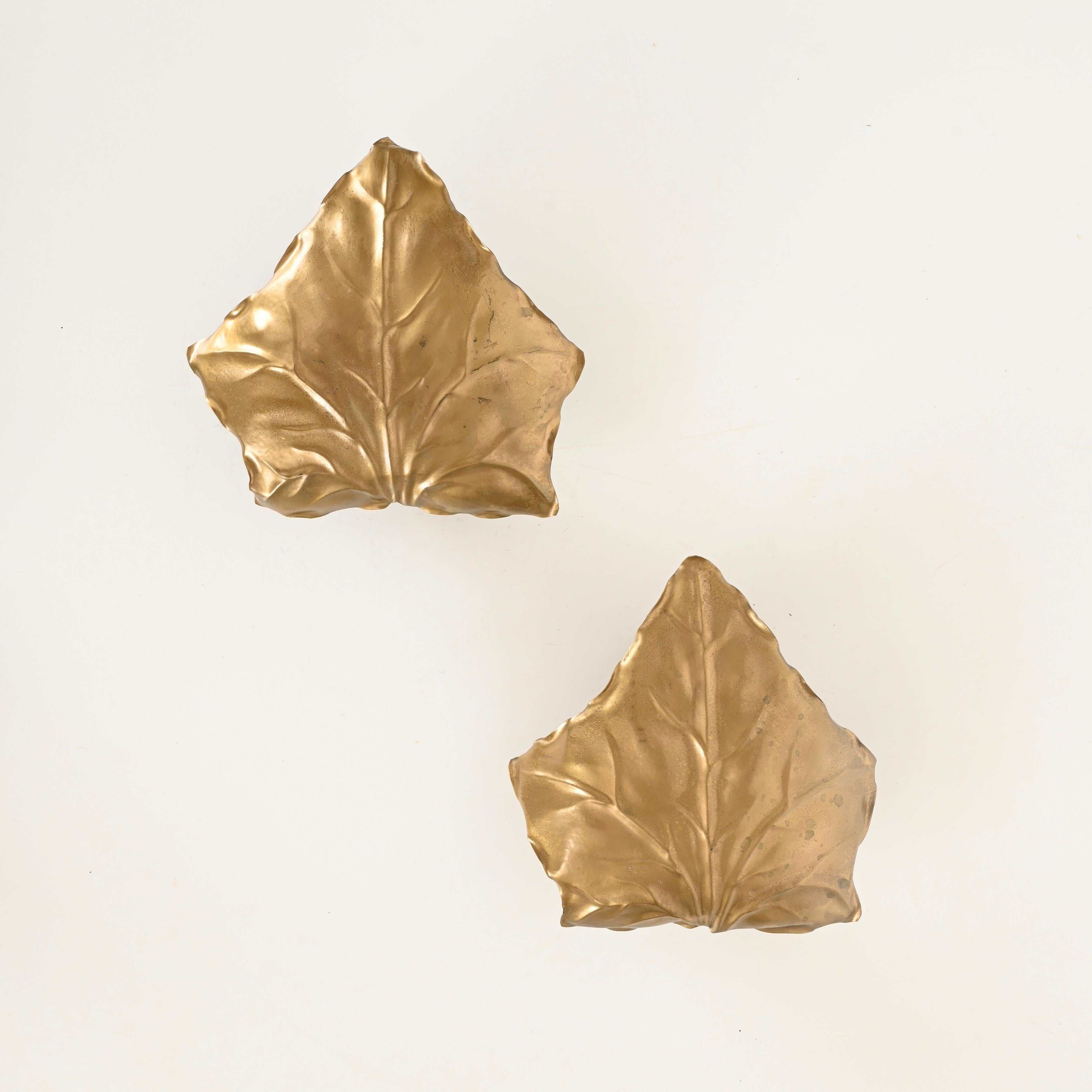 Tommaso Barbi Paire d'appliques murales en laiton sculpté, Italie, années 1970 Bon état - En vente à Roma, IT