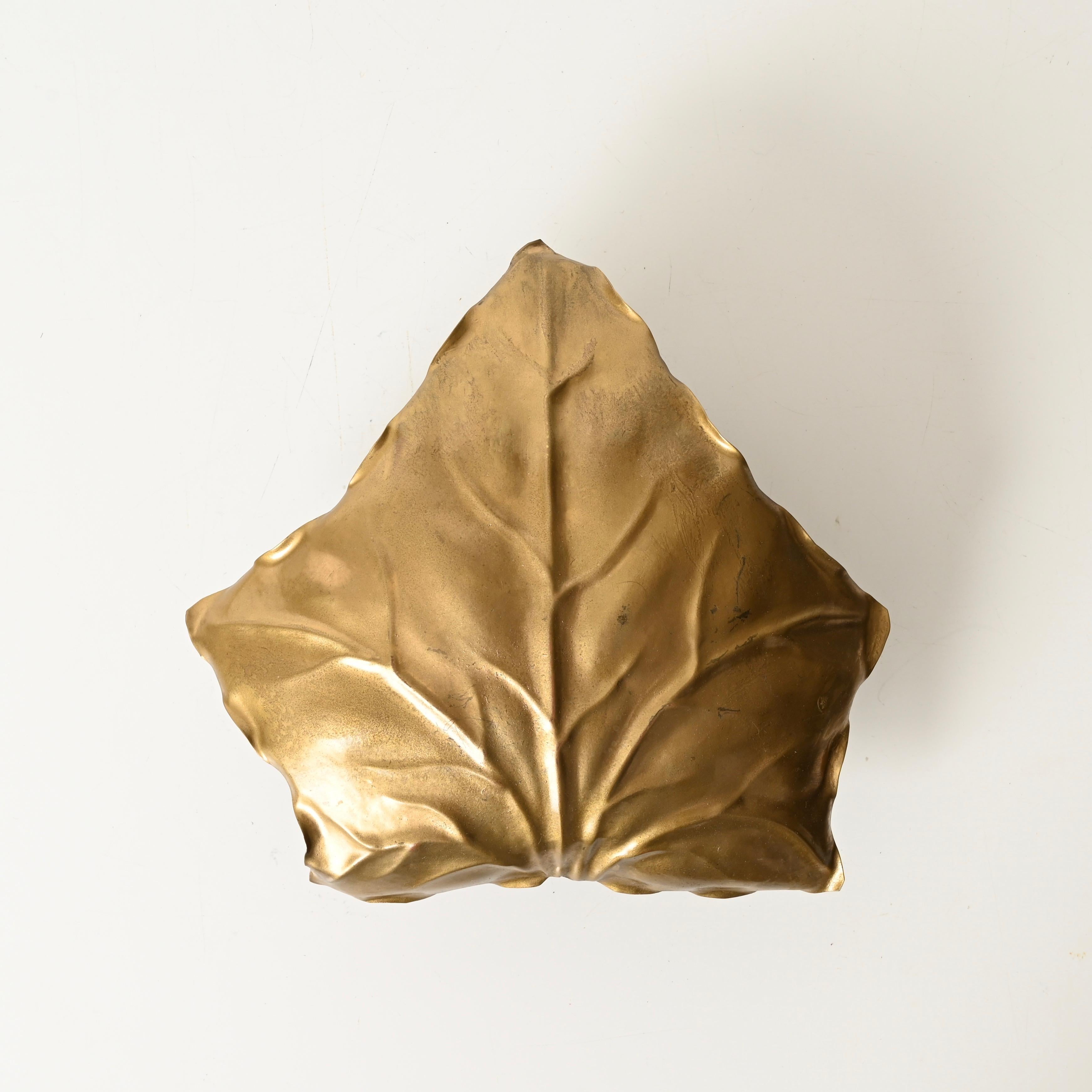 Fin du 20e siècle Tommaso Barbi Paire d'appliques murales en laiton sculpté, Italie, années 1970 en vente