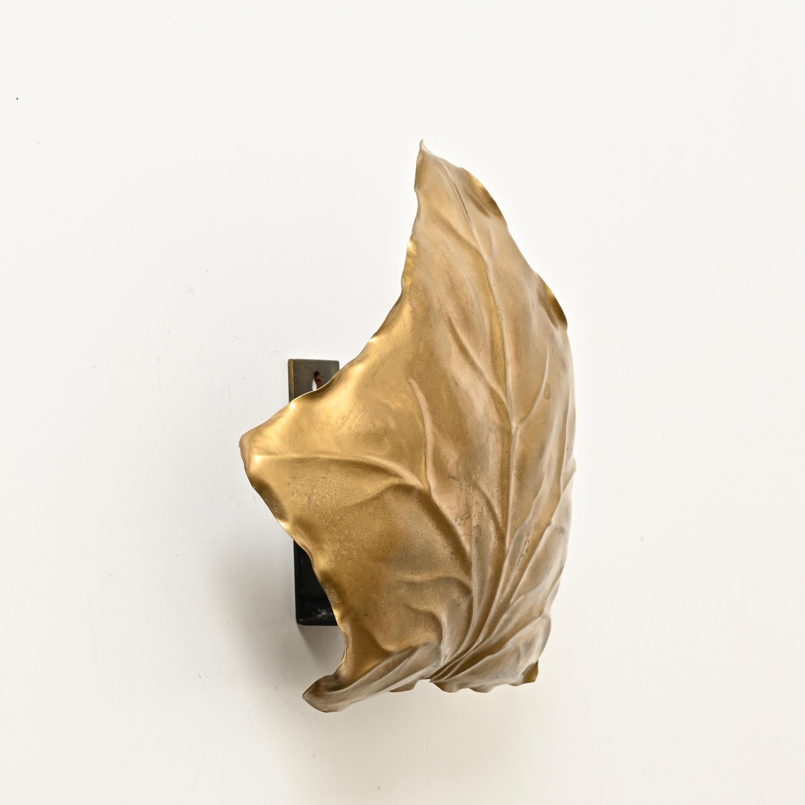 Laiton Tommaso Barbi Paire d'appliques murales en laiton sculpté, Italie, années 1970 en vente