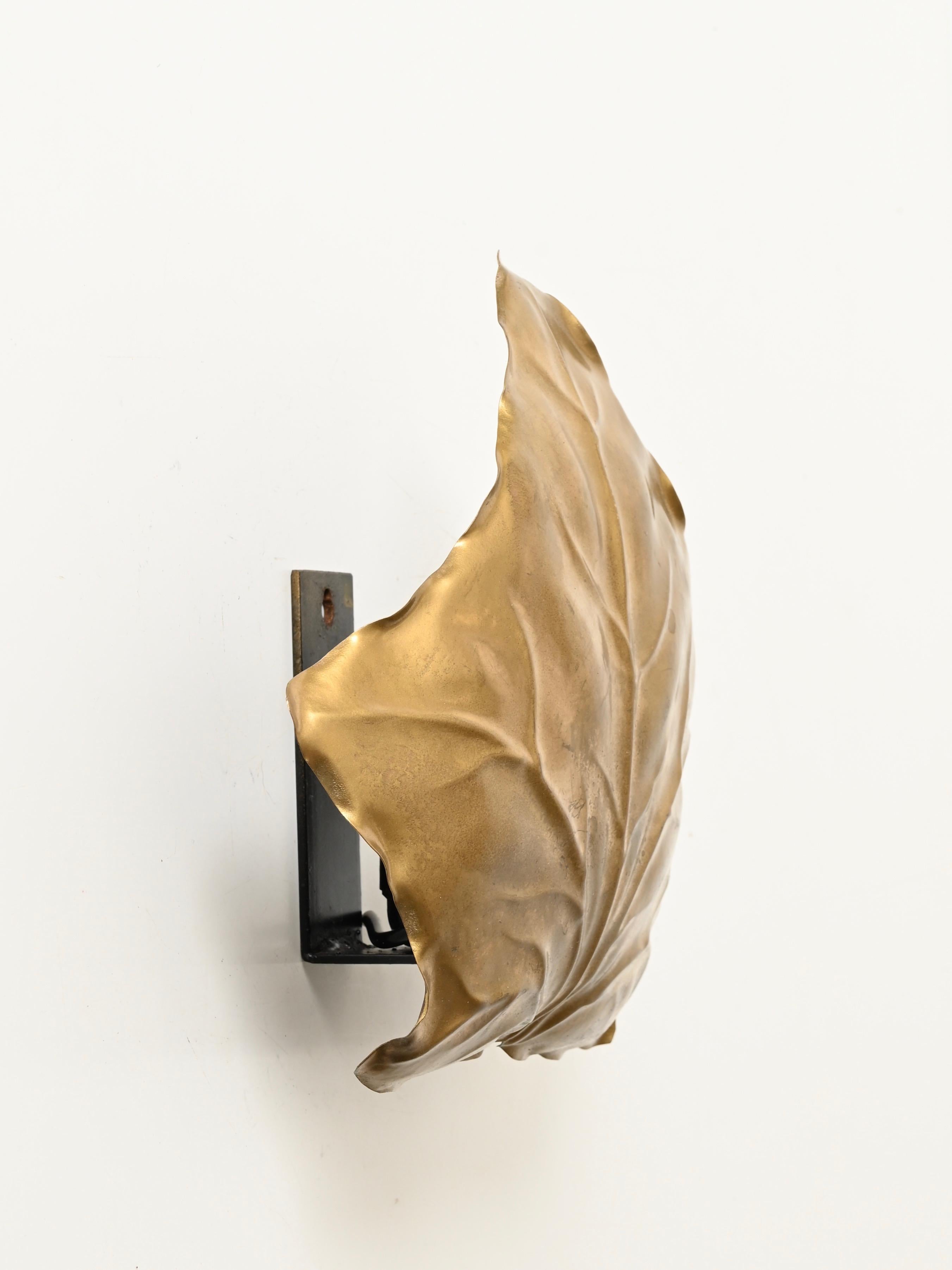 Tommaso Barbi Paire d'appliques murales en laiton sculpté, Italie, années 1970 en vente 1