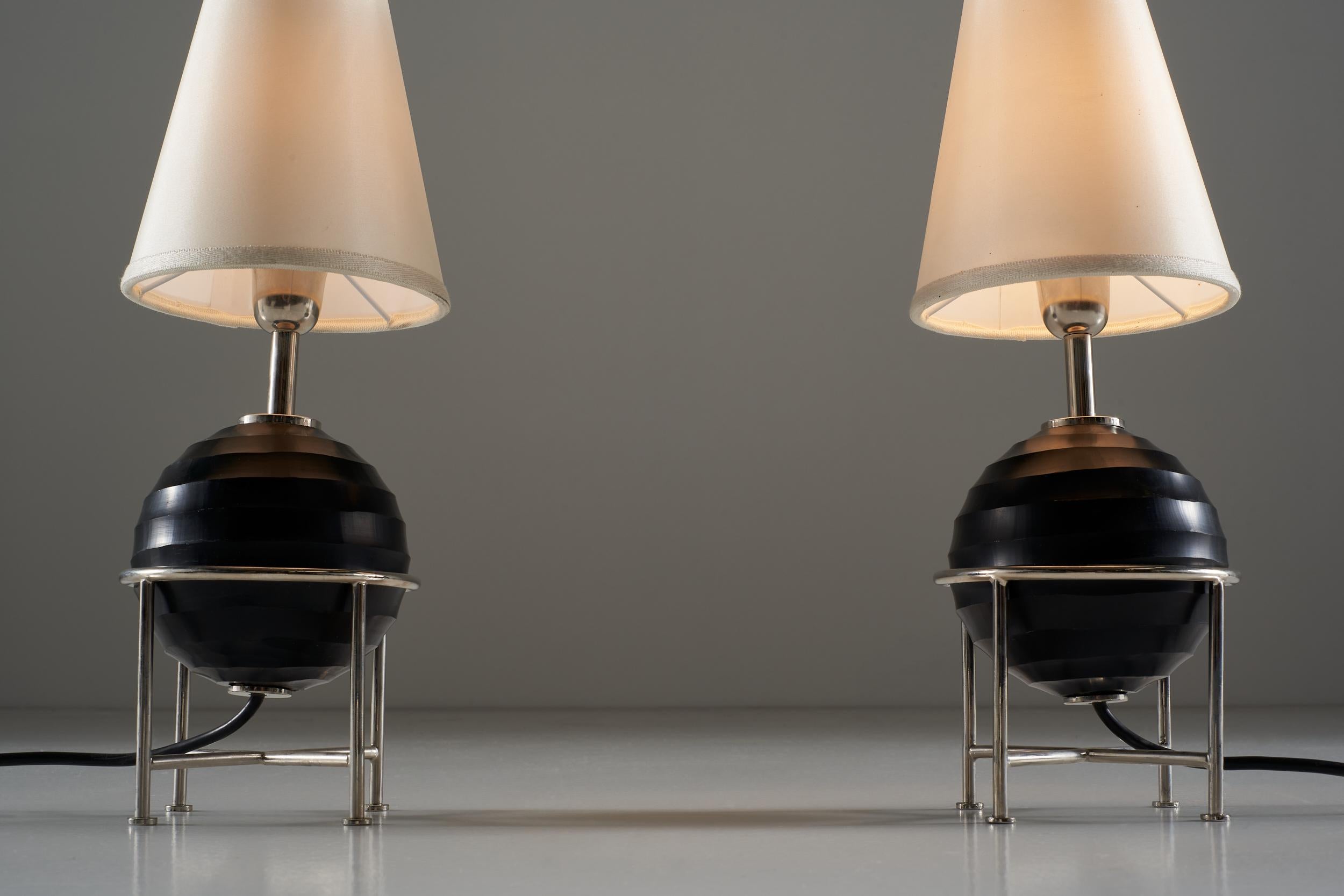 Paar Tischlampen aus verchromtem Metall und Glas von Tommaso Barbi, 1980er Jahre (Moderne)