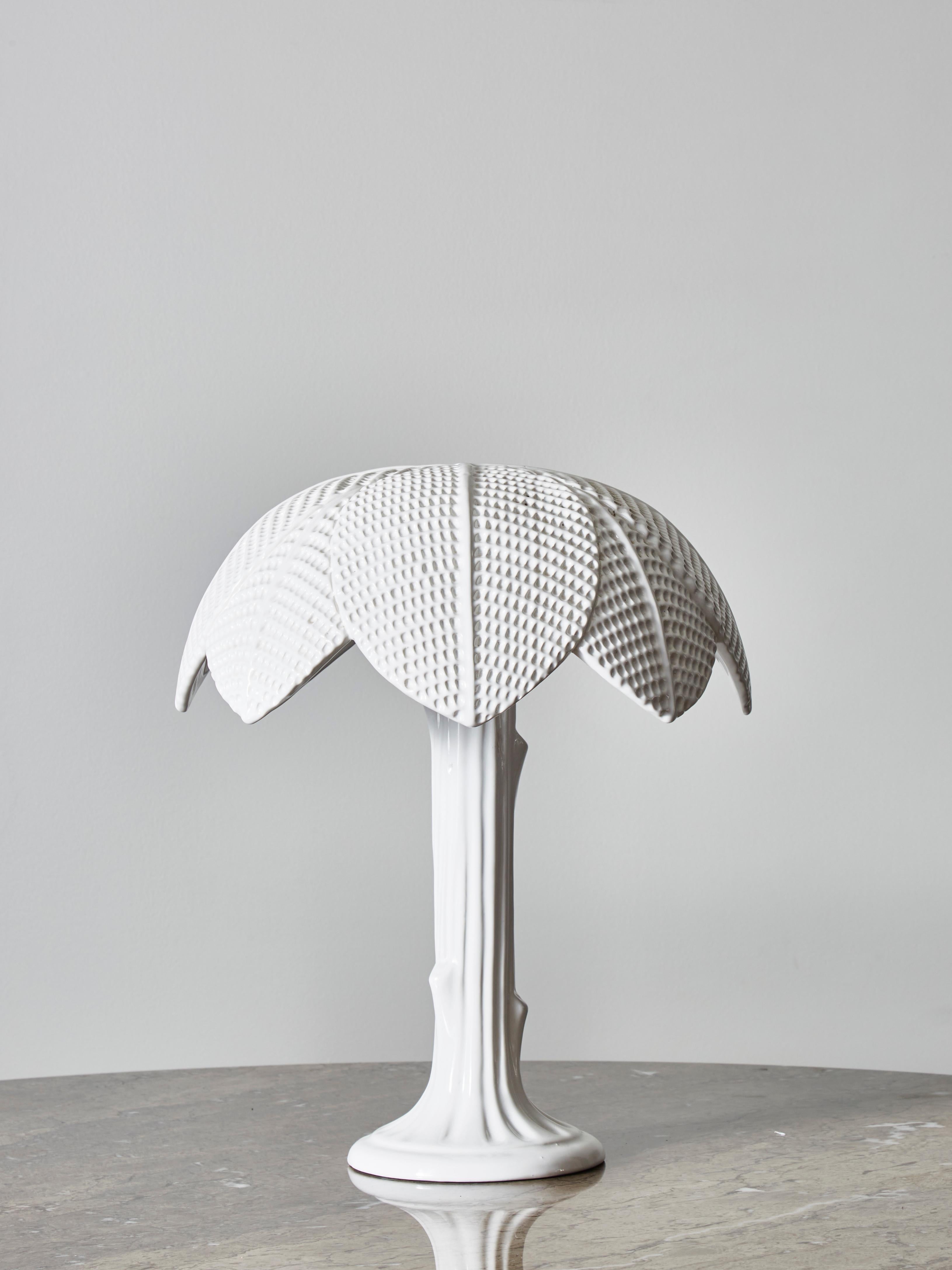 Lampe de table originale de Tommaso Barbi faite d'une seule pièce de céramique blanche émaillée en forme de palmier.

Tampon en bas, petite fente en haut.
