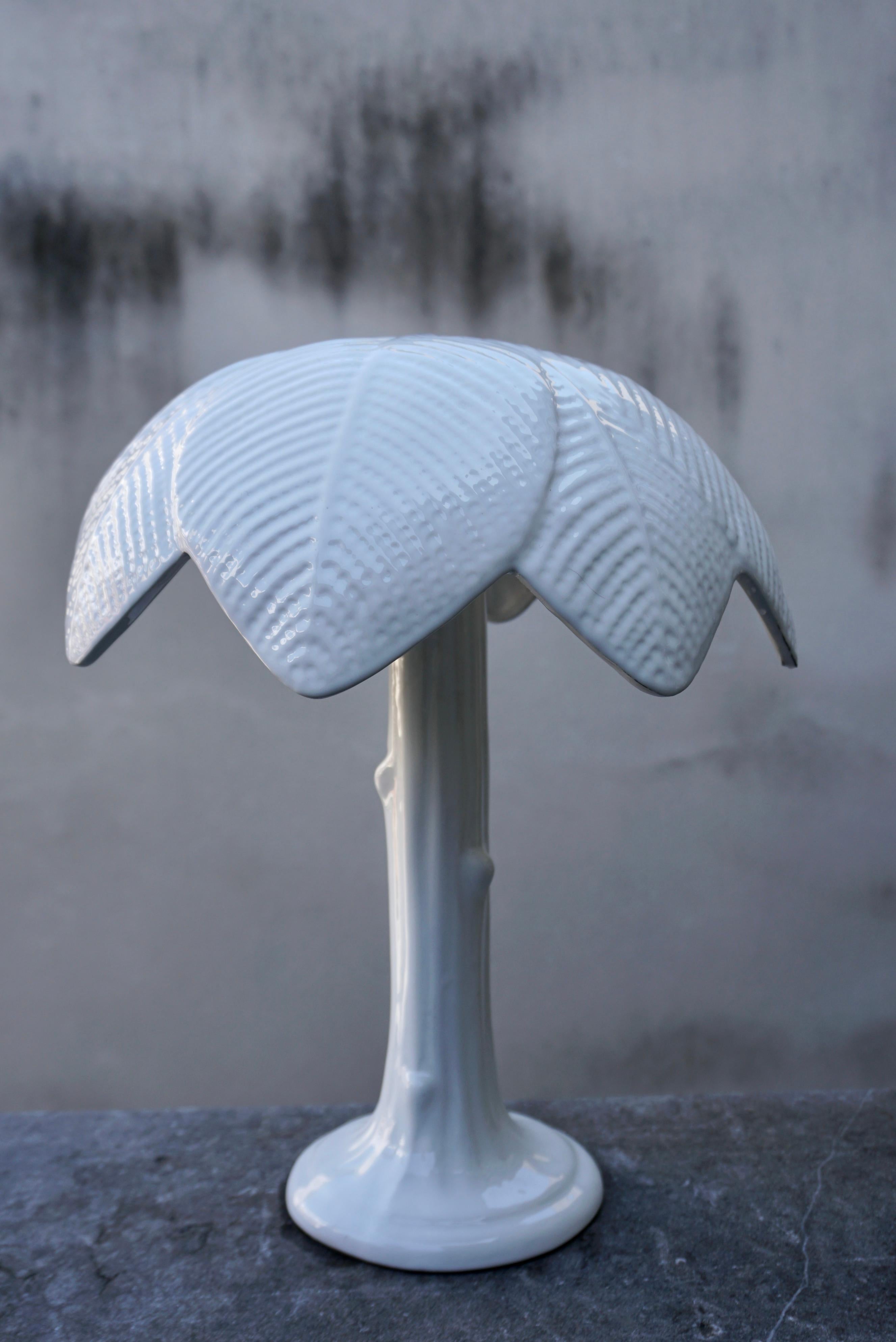 Original Tommaso Barbi table lamp made of a single piece of glazed white ceramic shaped like a palm tree.
Produced by B ceramics.

Diameter 13.7
