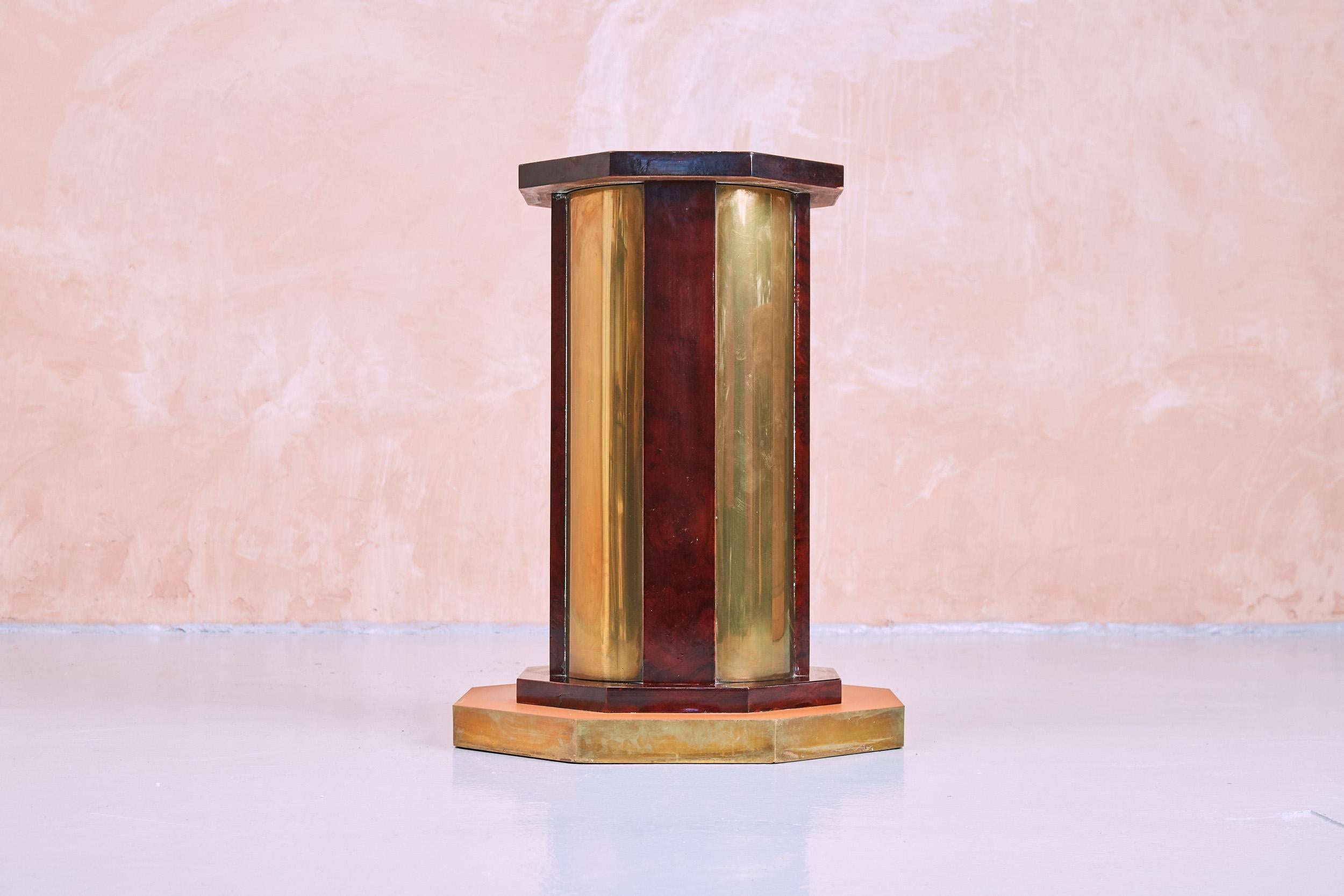A burl wood and brass plinth,  made in Italy with exceptional craftsmanship.  Perfect as a Plinth, lamp table, or side table, and a spectacular addition to any interior whether modern or traditional.

Tommaso Barbi was a prominent Italian artist and