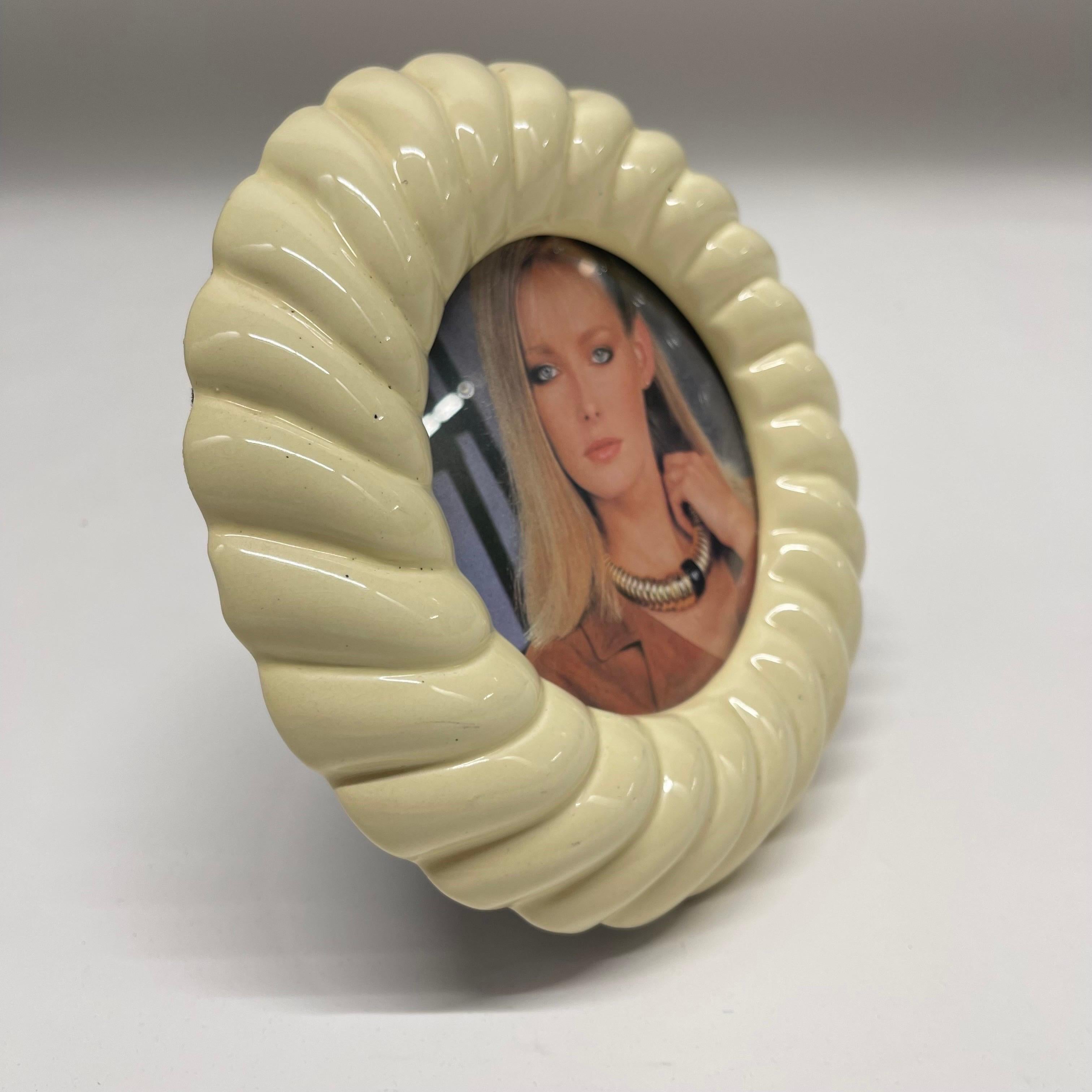 Picture or photo frame rendered in reeded cream porcelain ceramic, designed by Tommaso Barbi, Italy, circa 1970s.

Fits a 5