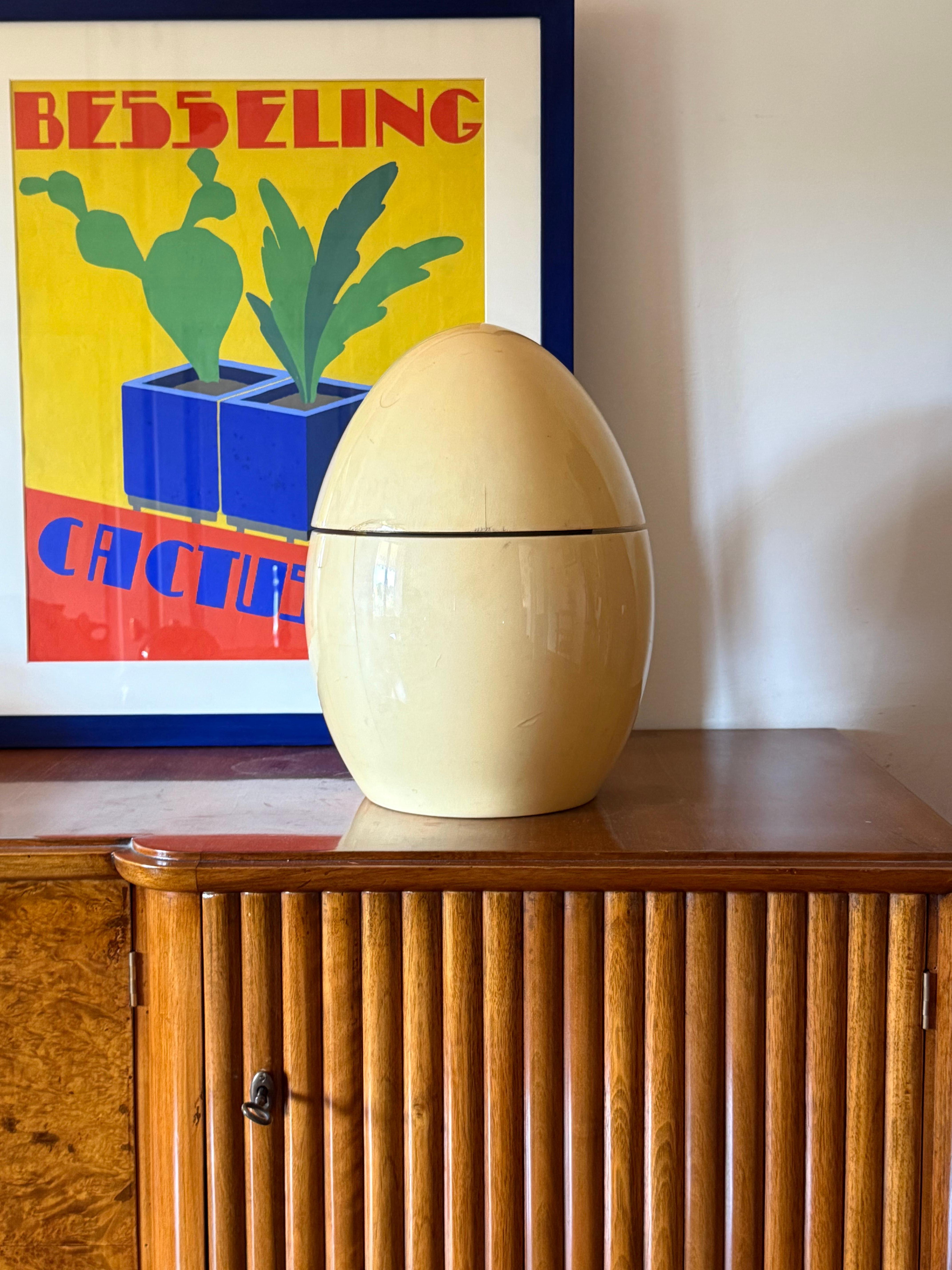Hollywood regency rare egg shaped large cream parchment box / ice bucket

Tommaso Barbi, Italy, ca. 1970

Parchment, wood

Label on the base

H 40 x diam. 27 cm

Conditions: overall good conditions consistent with age and use, defects.