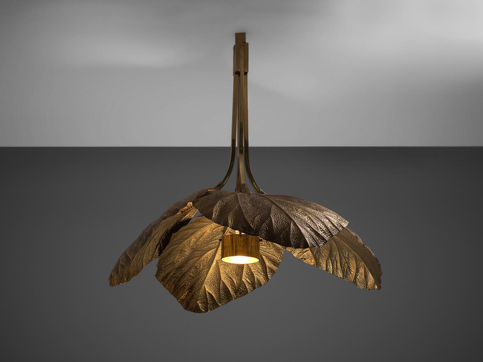 Tommaso Barbi, rhubarb leaf brass chandelier, Italy, 1970s

This large brass chandelier is designed by Tommaso Barbi and produced in Italy in the 1970s. This biomorphic, hand-hammered brass ceiling lamp resembles four rhubarb leaves. The