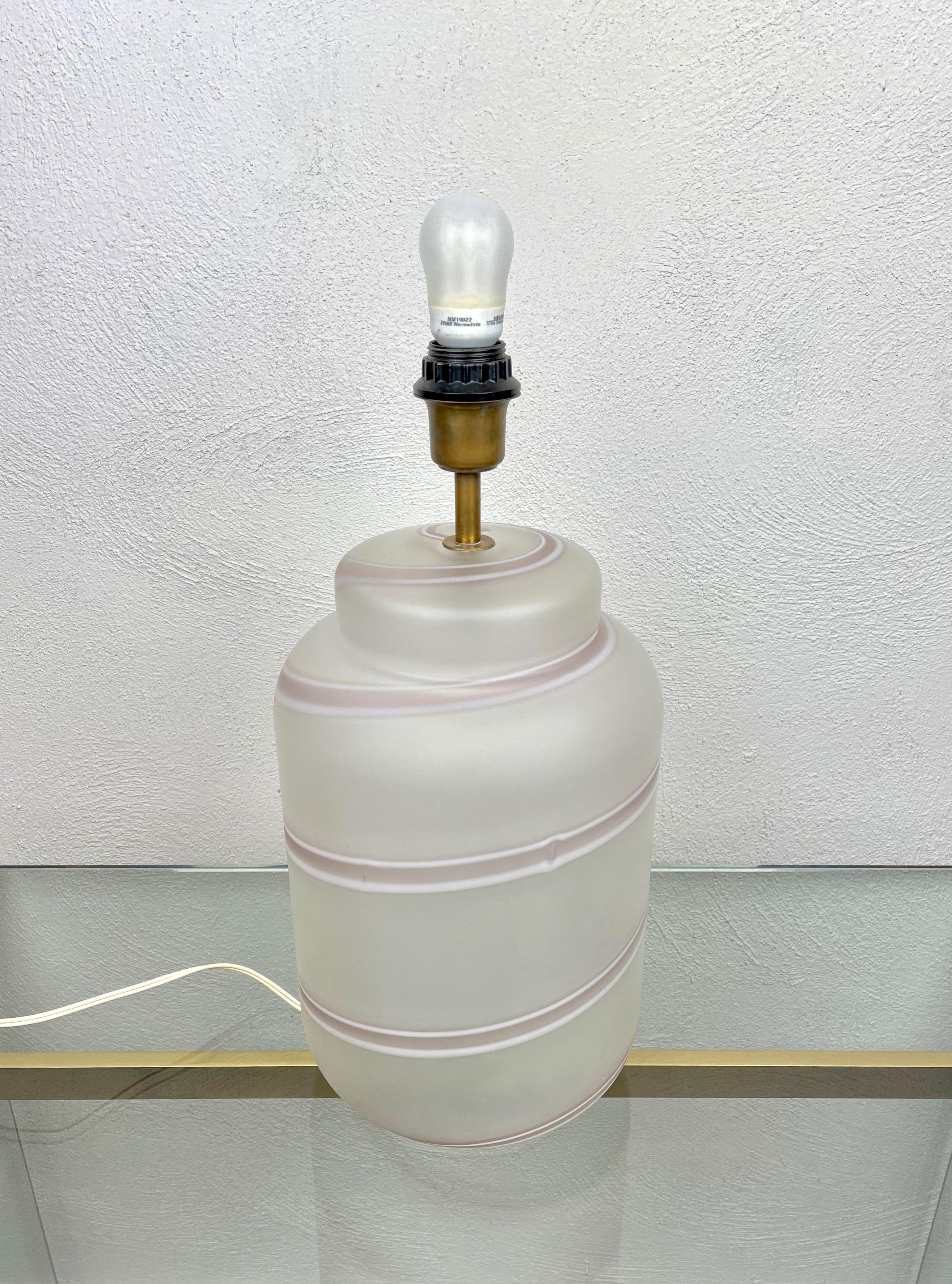 Mid-Century Modern Lampe de bureau rose Tommaso Barbi en verre de Murano et laiton, Italie, 1970 en vente