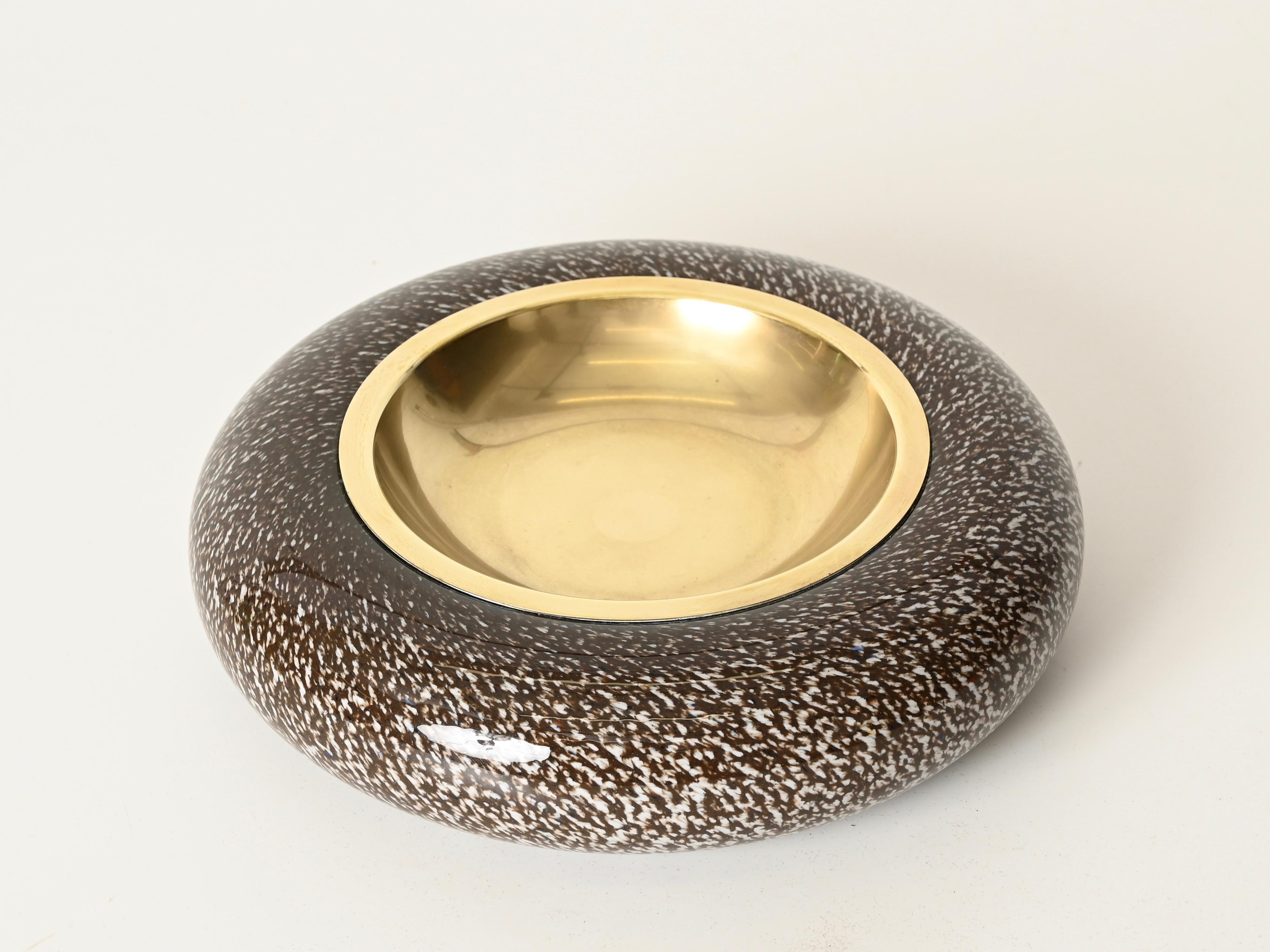 Tommaso Barbi Signiert Murano Glas und Messing Aschenbecher oder Valet Tablett, Italien 1970er im Angebot 3