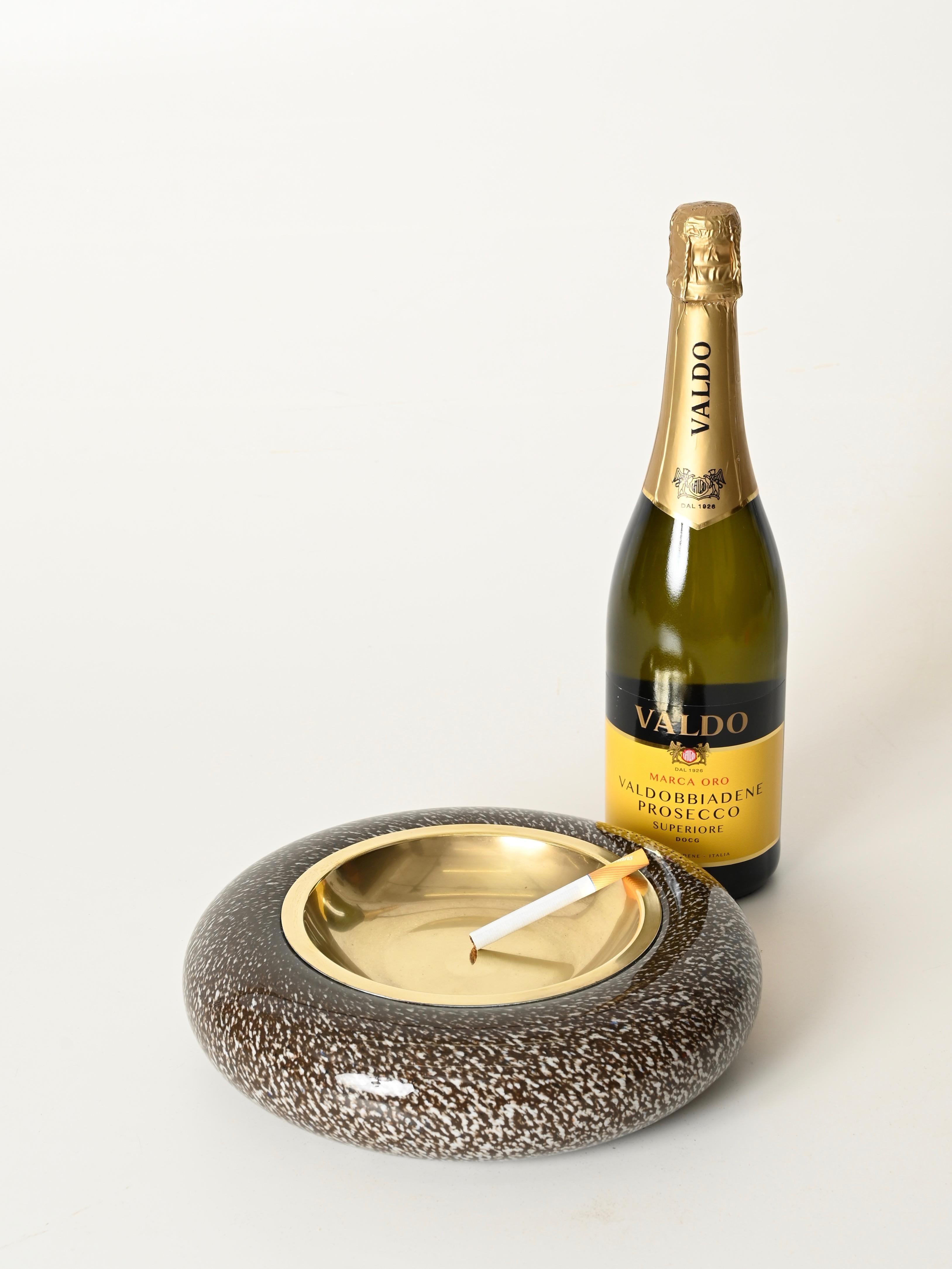 Tommaso Barbi Signiert Murano Glas und Messing Aschenbecher oder Valet Tablett, Italien 1970er (Moderne der Mitte des Jahrhunderts) im Angebot