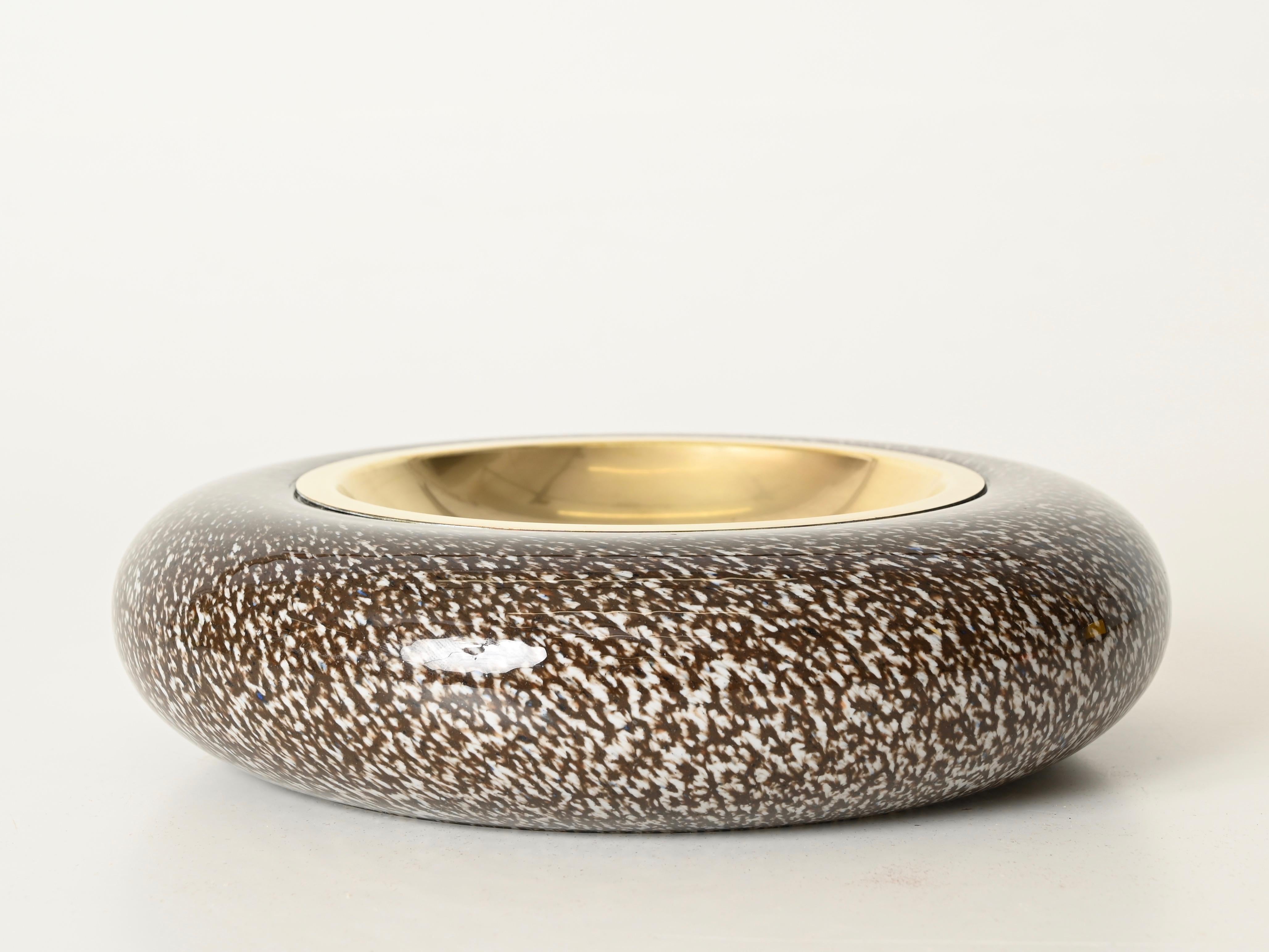 Tommaso Barbi Signiert Murano Glas und Messing Aschenbecher oder Valet Tablett, Italien 1970er (Italienisch) im Angebot