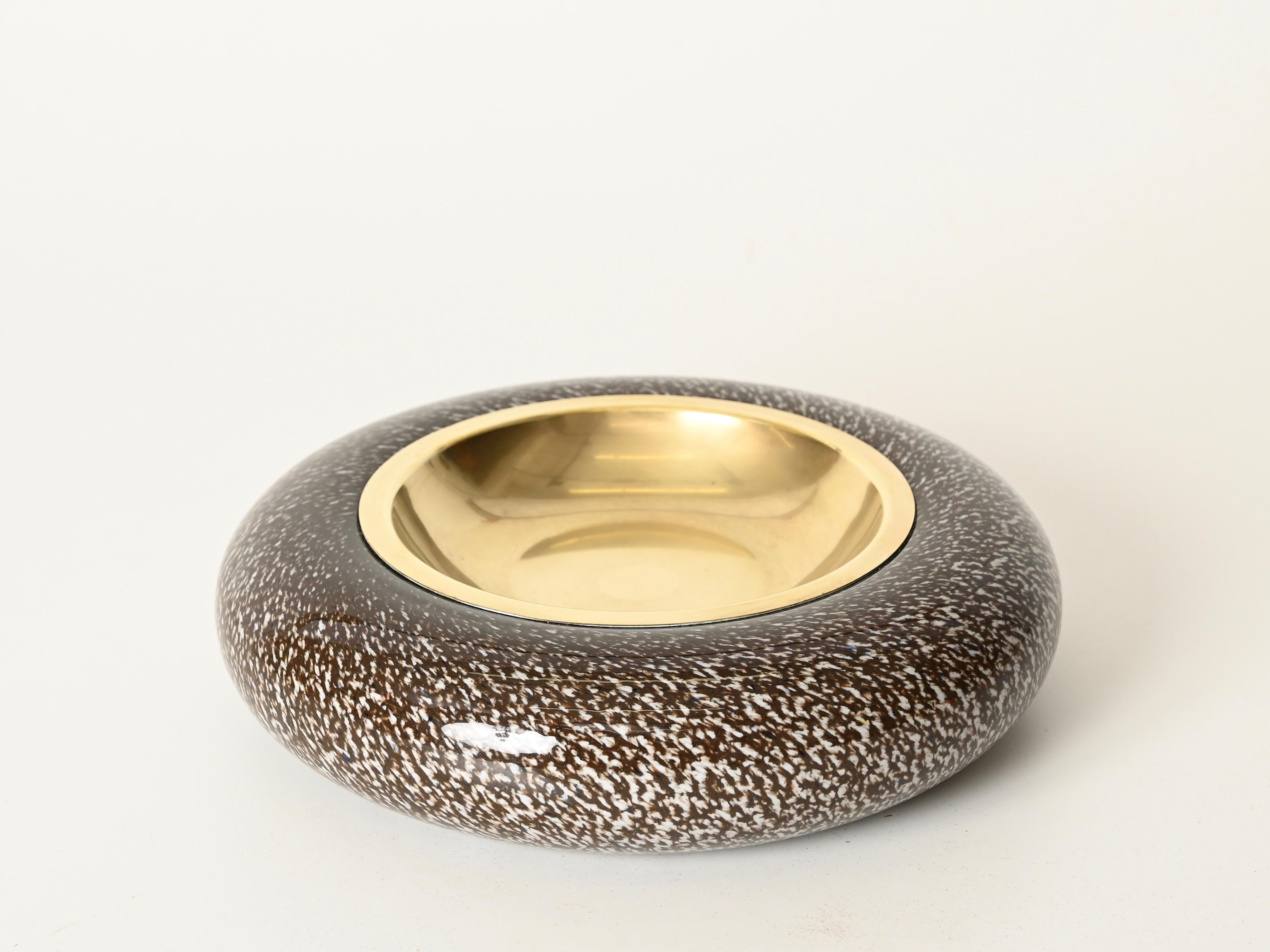 Tommaso Barbi Signiert Murano Glas und Messing Aschenbecher oder Valet Tablett, Italien 1970er (Handgefertigt) im Angebot