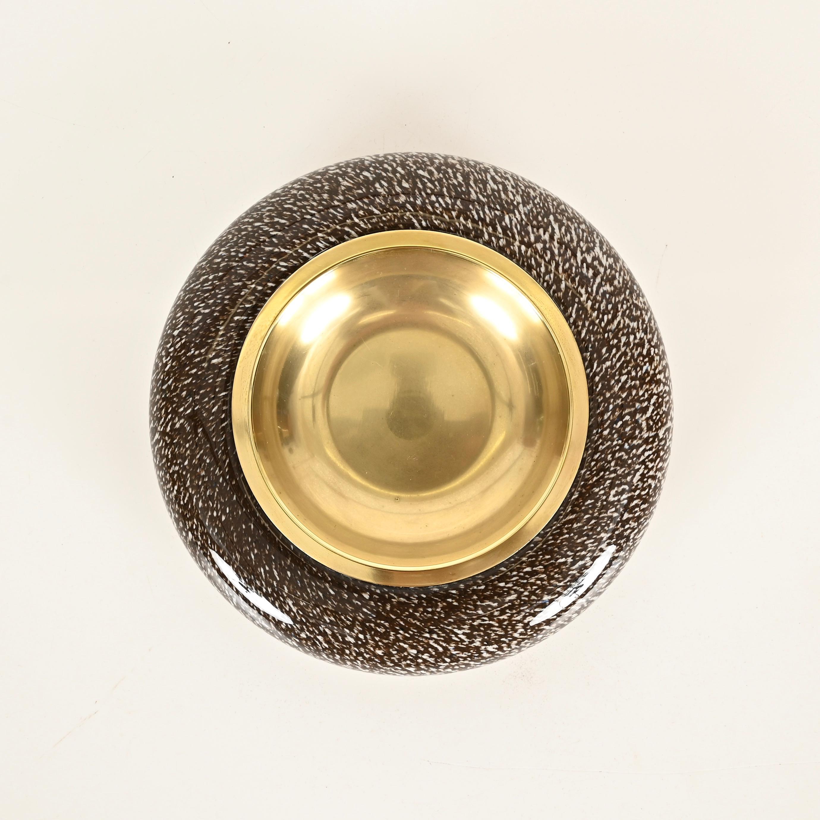 Tommaso Barbi Signiert Murano Glas und Messing Aschenbecher oder Valet Tablett, Italien 1970er (20. Jahrhundert) im Angebot