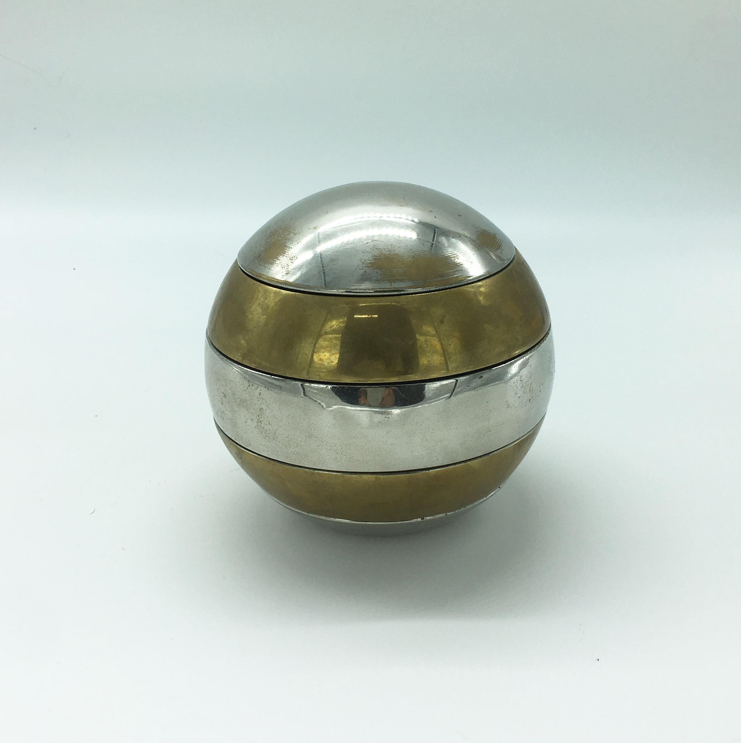 These chromed and brass stackable trays were designed in the 1970s by Tommaso Barbi. The sphere is made up of five pieces, two in brass and three in chromed metal.
We also have the egg available.