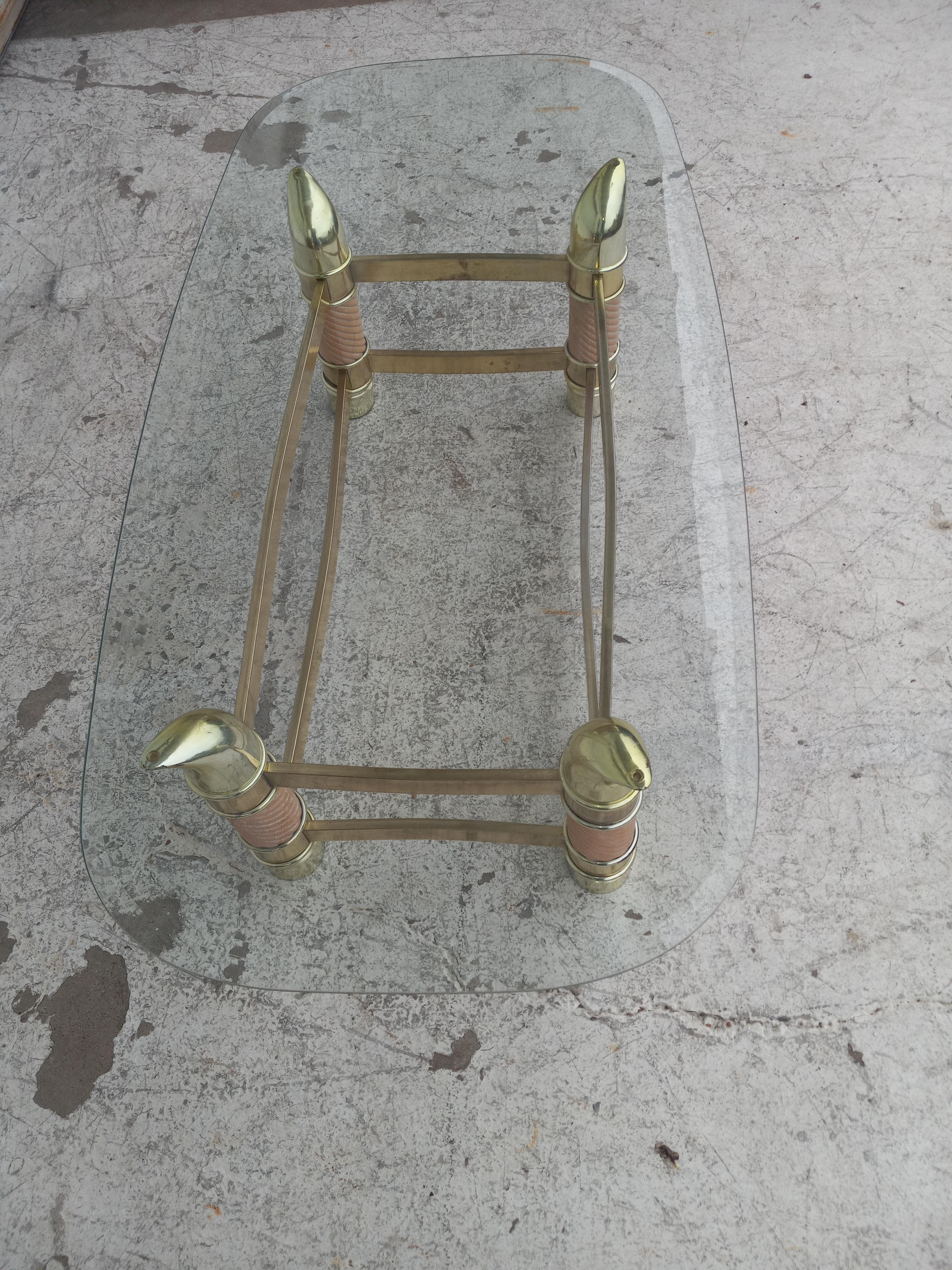 Elegante table basse en laiton massif avec plateau en verre biseauté très joliment décoré de faux ivoire d'éléphant et de défenses en laiton.
Conçu et fabriqué à la main en Italie, le style Tomasso Barbi.

Nous sommes spécialisés dans les antiquités