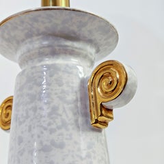 Stile Tommaso Barbi. Lampada da tavolo in ceramica dorata in stile neoclassico, Italia, anni ’80