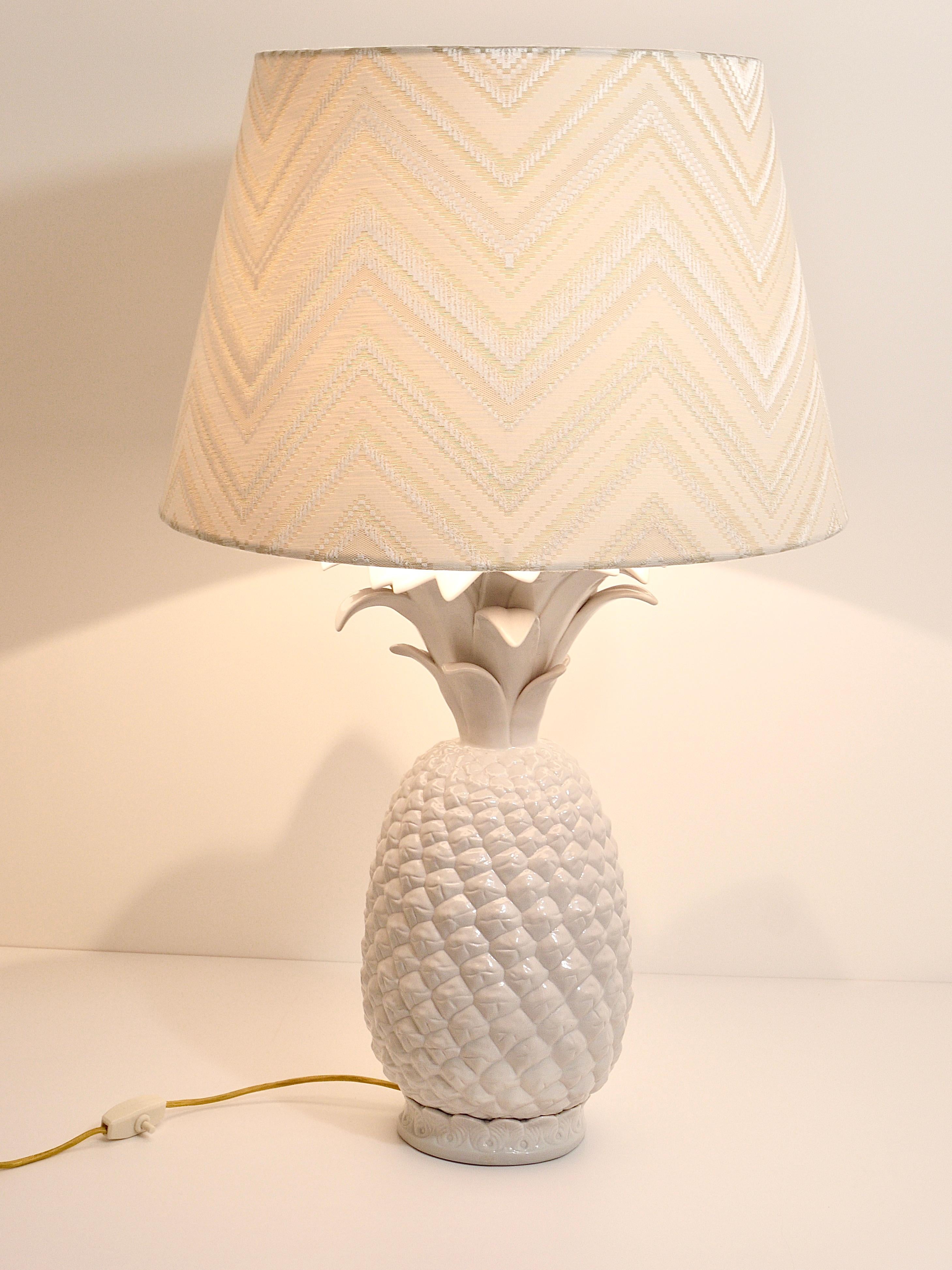 A beautiful and decorative table lamp / side lamp in the shape of a pineapple with leaves from the 1970s. Made in Italy. In the style of Tommasi Barbi. The base is made of white-glazed ceramic. Comes with a professionally refurbished lampshade,