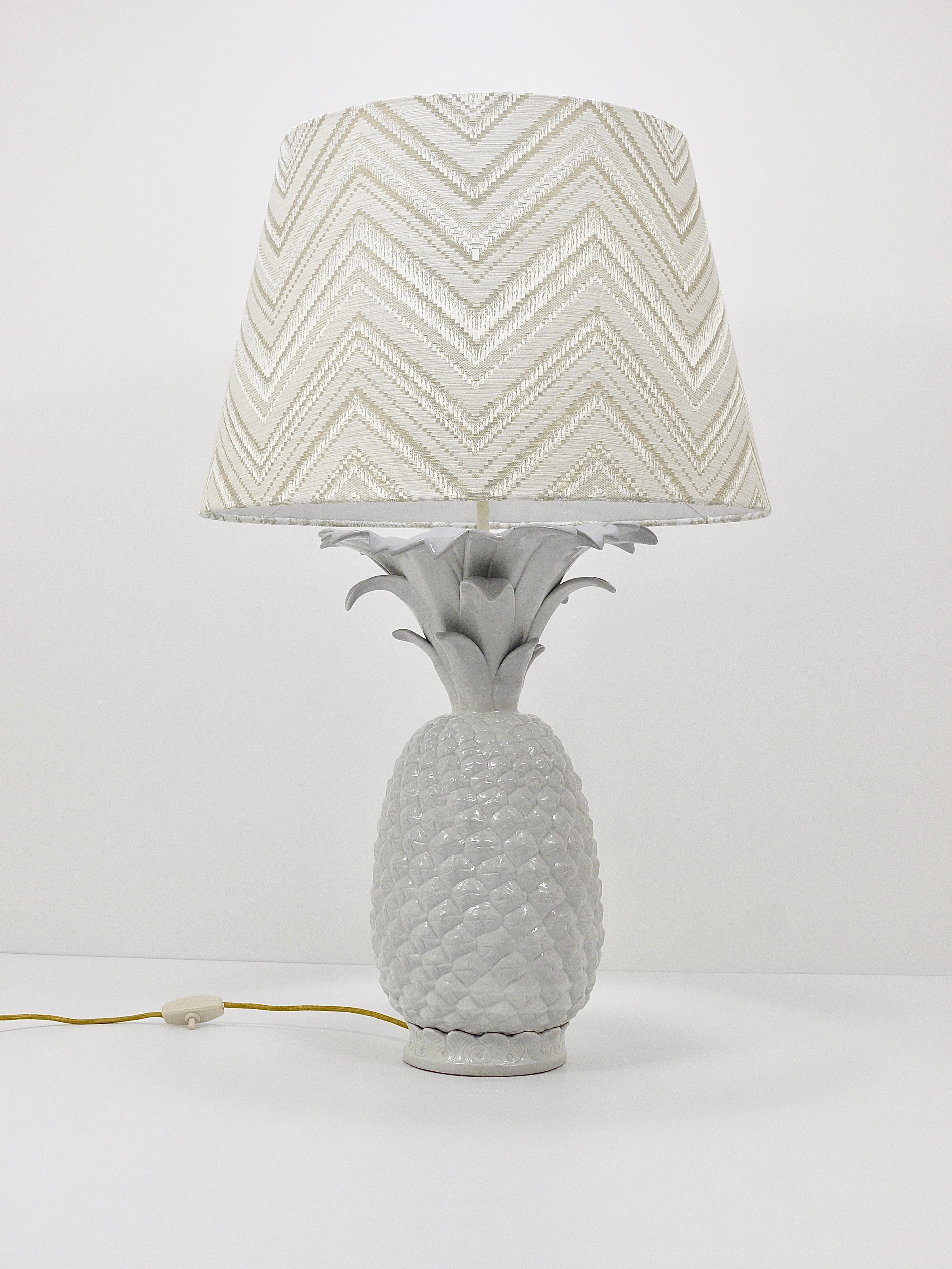 Tommaso Barbi Style White Pineapple Hollywood Regency Table Lamp, Italy, 1970s In Good Condition For Sale In Vienna, AT