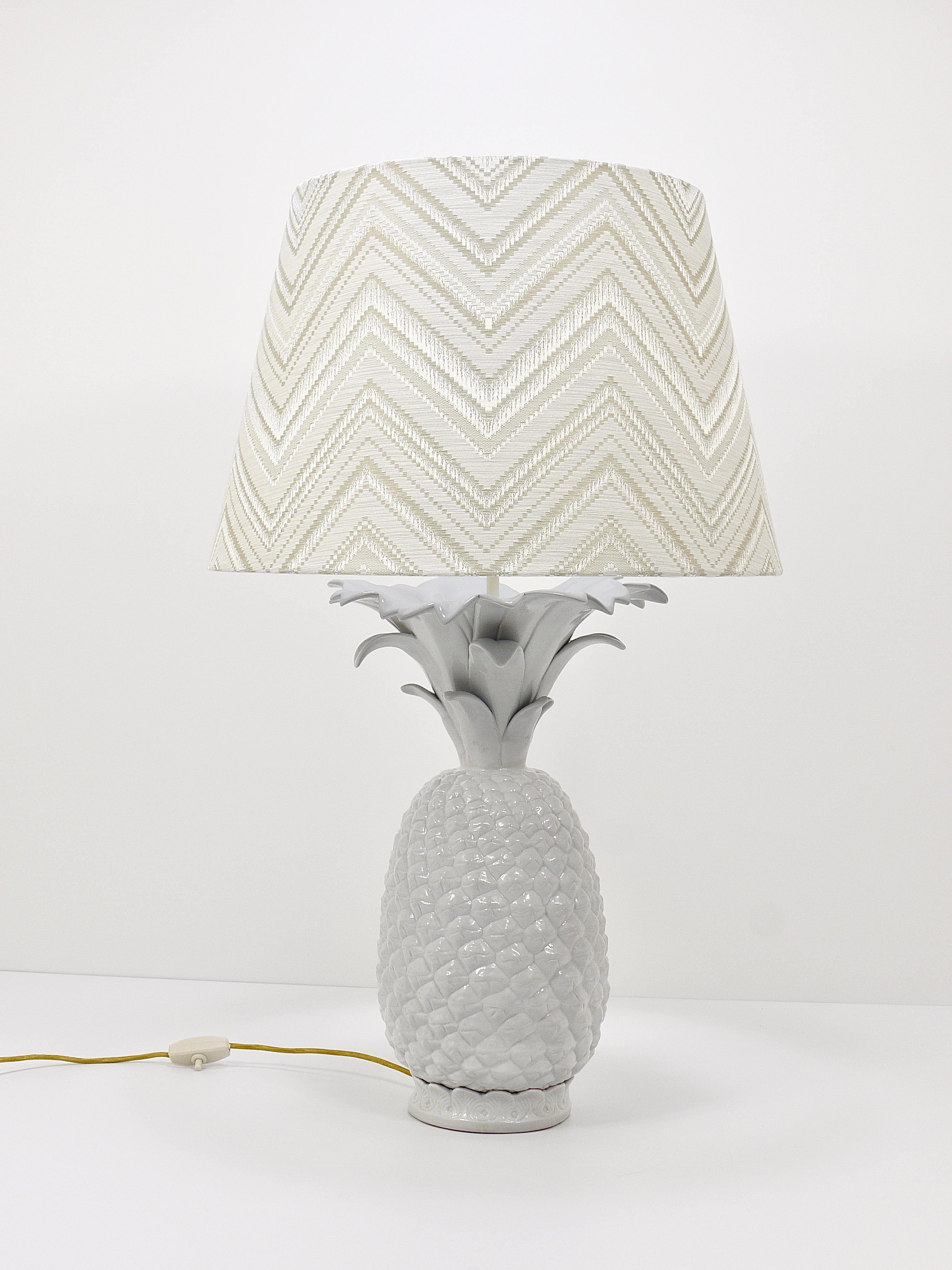 Brass Tommaso Barbi Style White Pineapple Hollywood Regency Table Lamp, Italy, 1970s For Sale